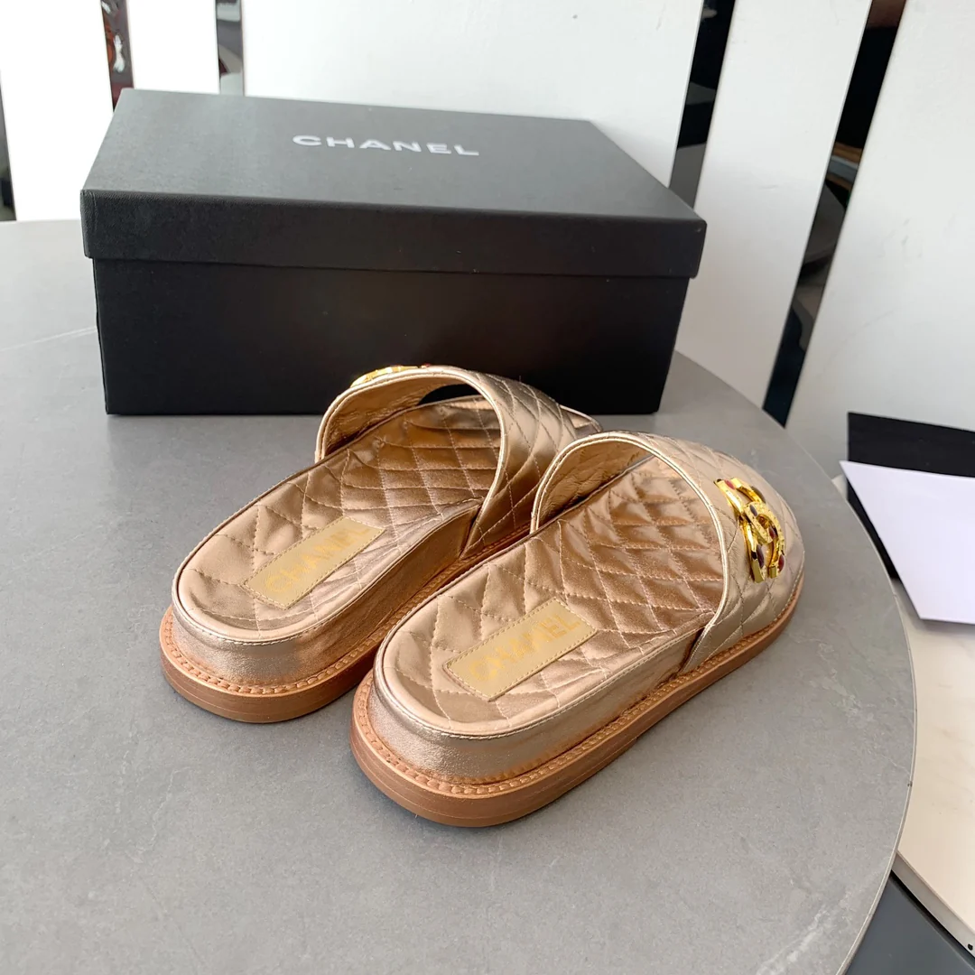 Новинка сезона осень/зима 2022 от Chanel - Тапочки из овечьей кожи - Золотистые
