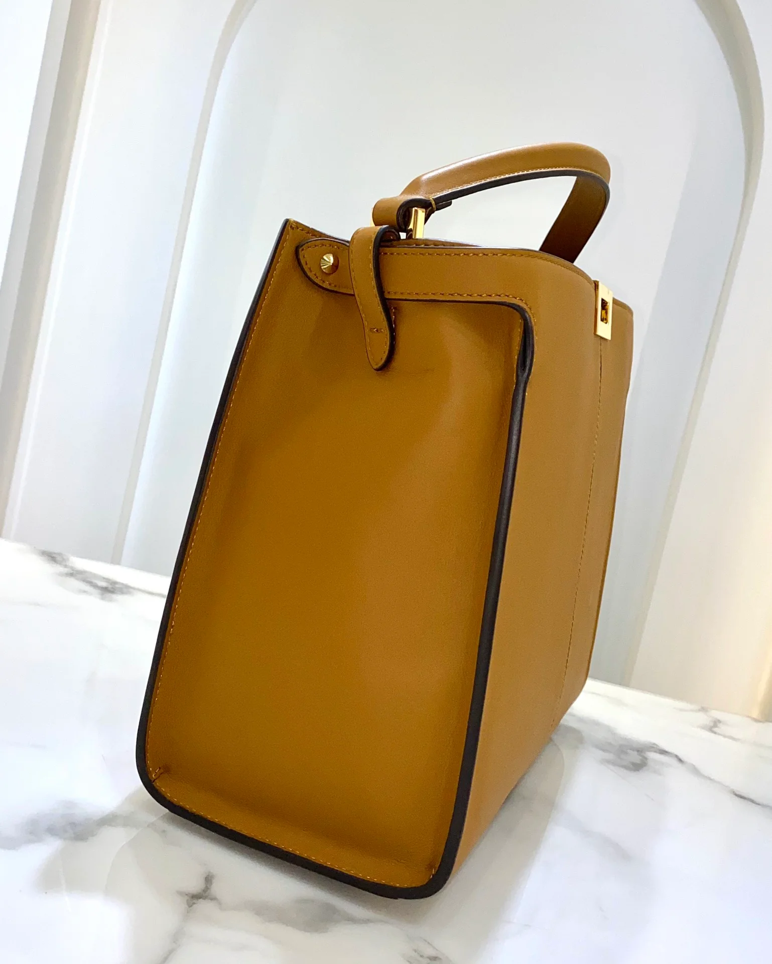 Сумка Fendi Peekaboo Lite Medium из коричневой кожи.