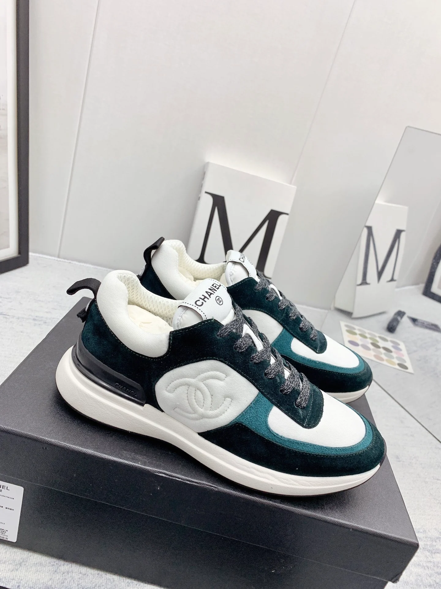 Chanel - Твидовые кроссовки в стиле пэчворк - Повседневные кроссовки - Черно-синие