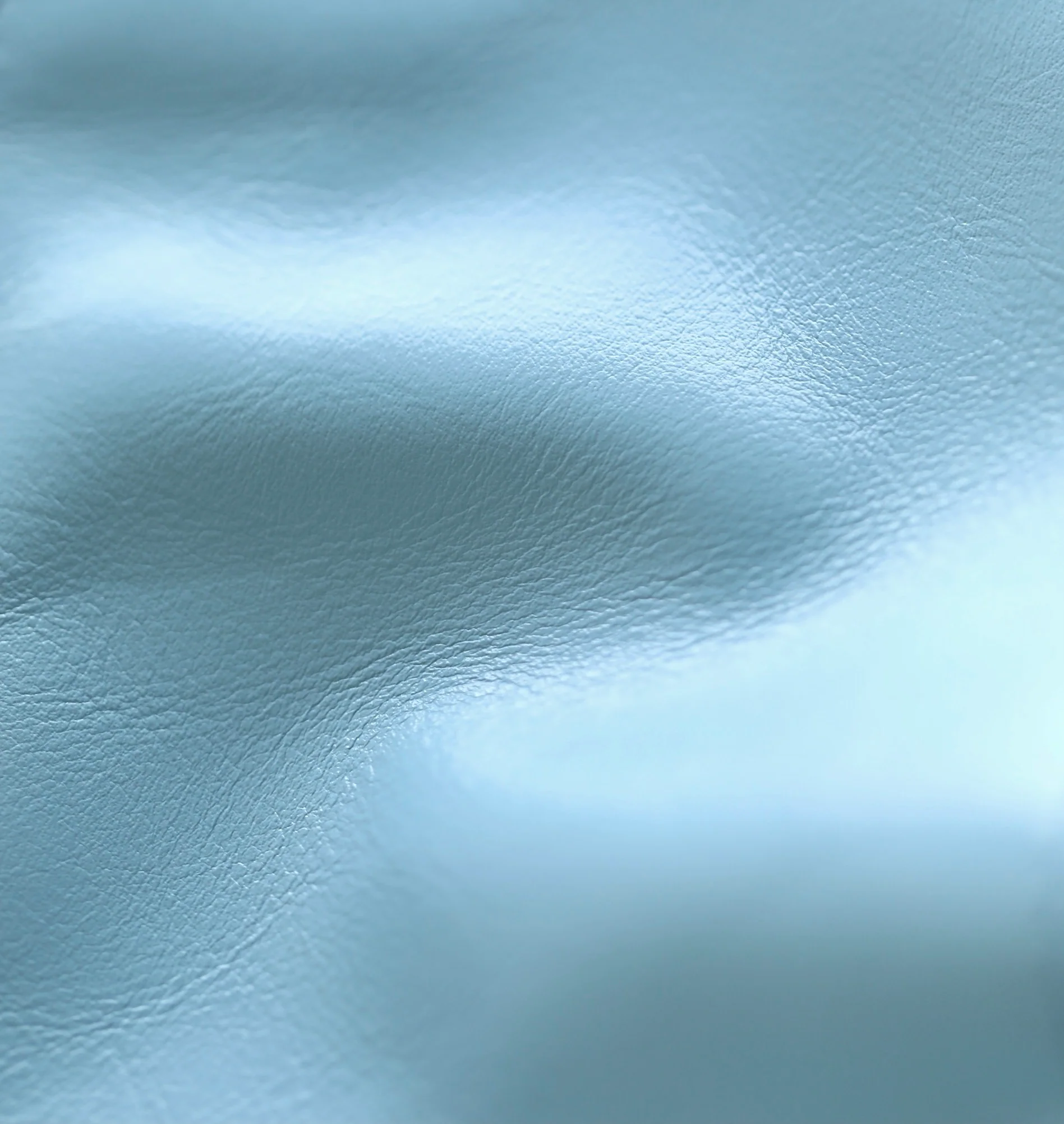 Рюкзак Chanel из телячьей кожи, светло-голубой, с золотой фурнитурой.