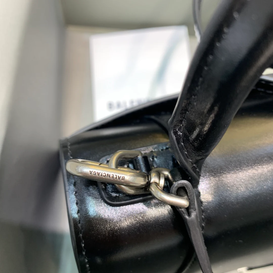 Сумка Balenciaga Hourglass - черная, из гладкой кожи.