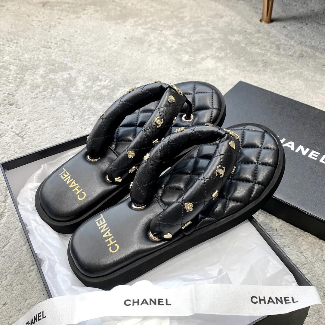 Новинка сезона весна/лето 2023 от Chanel — черные шлепанцы.