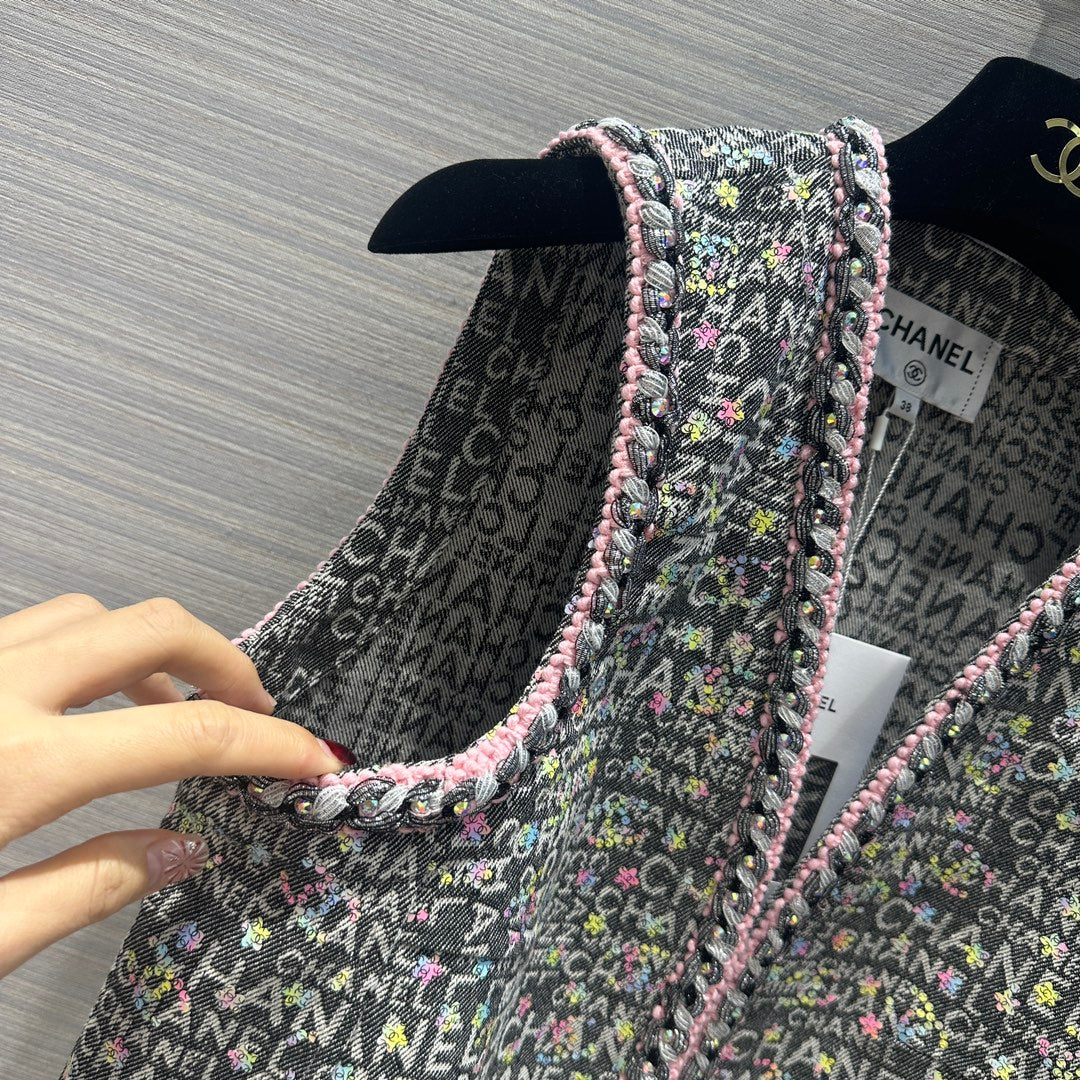 Chanel - 2403 - Весенне-летняя новинка. Жилет из прочной жаккардовой ткани с плетением из пряжи и бисерной отделкой.