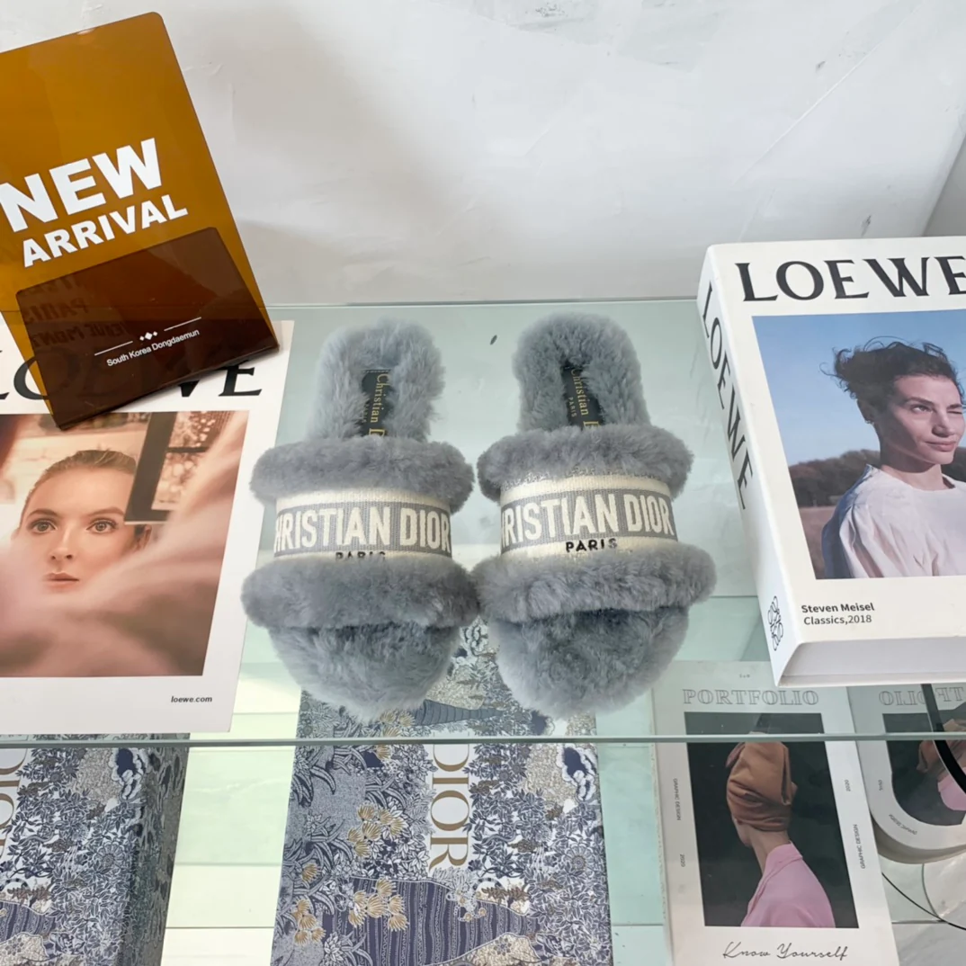 Dior - Вышитые меховые тапочки