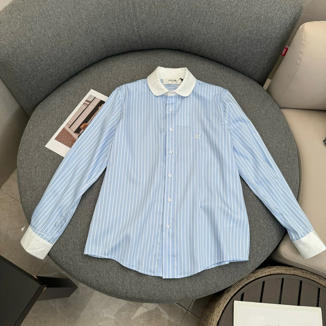 Новинка сезона весна/лето 2024 от Celine: рубашка в сине-белую полоску с вышивкой ?Триумфальная арка?.