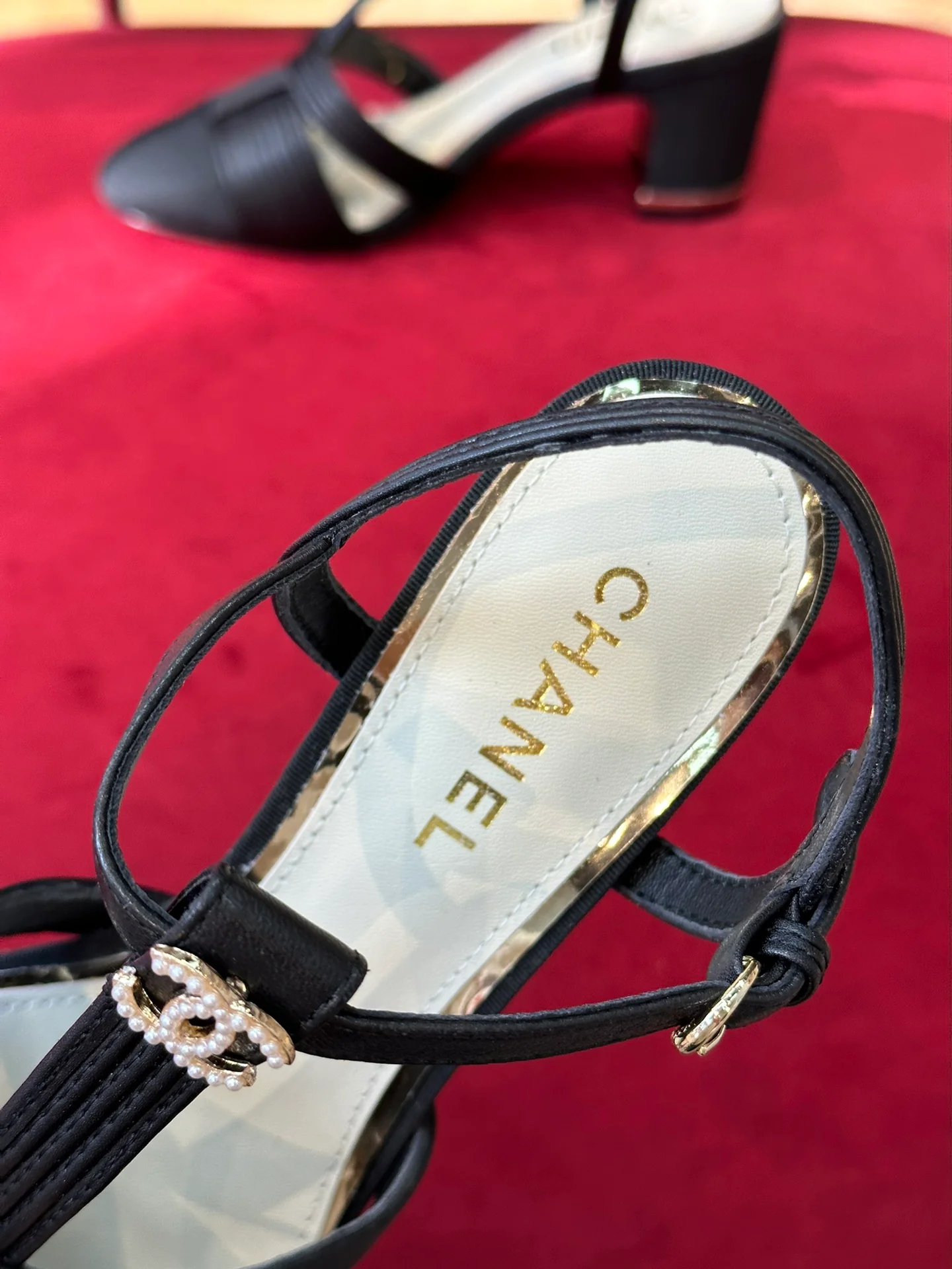 Новинка сезона весна/лето 2023 от Chanel — туфли на низком каблуке с лоскутным дизайном из овечьей кожи.