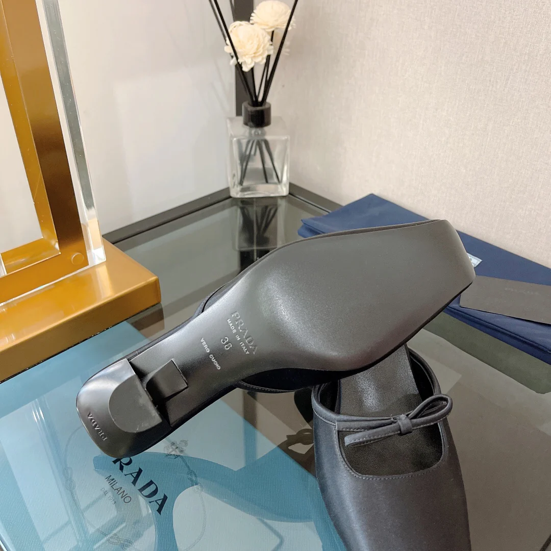 Prada - Новинка весны 2022 года - Сандалии на закрытом каблуке