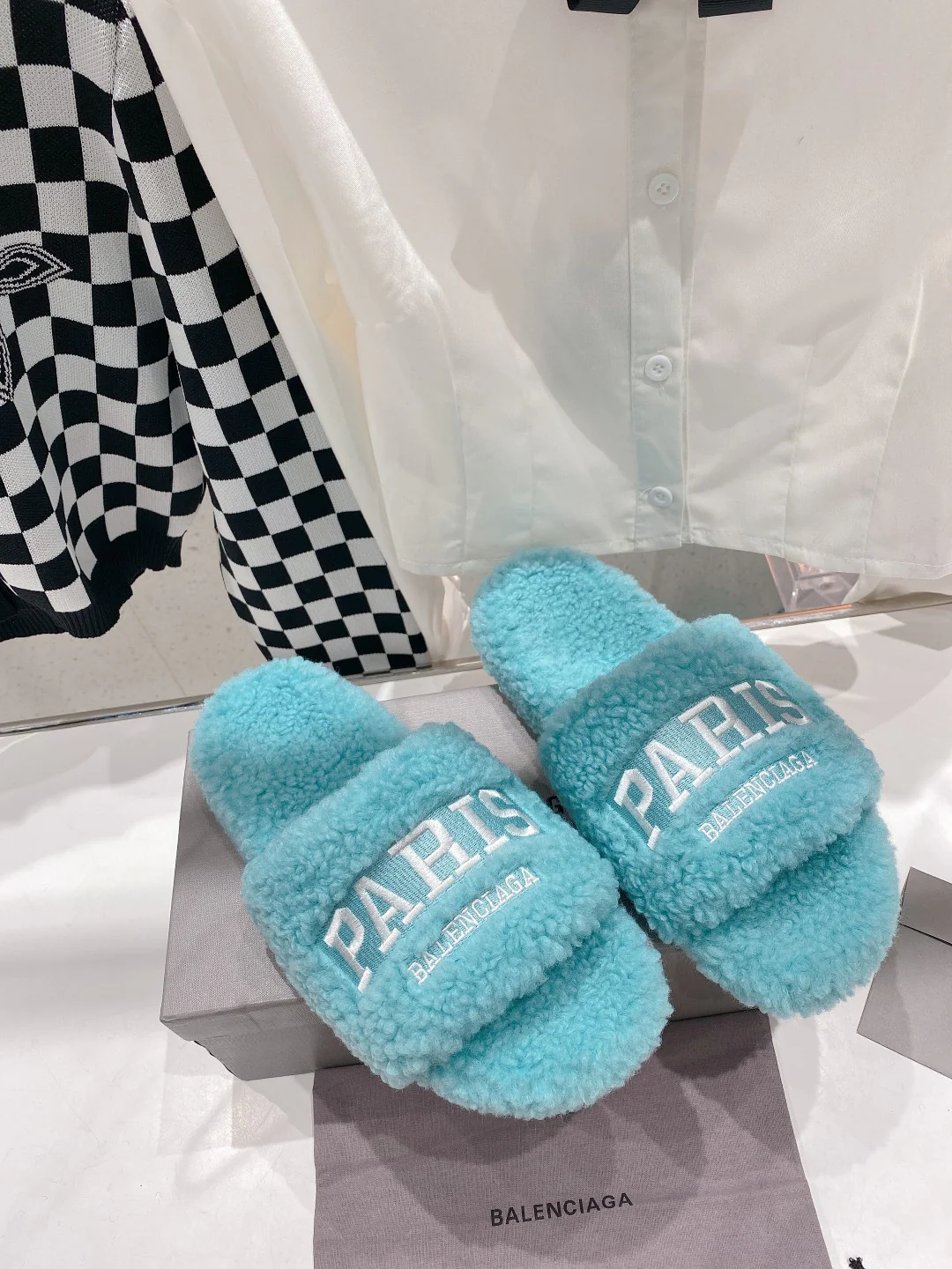 Новинка Balenciaga 2023 года - Меховые тапочки - Светло-голубые