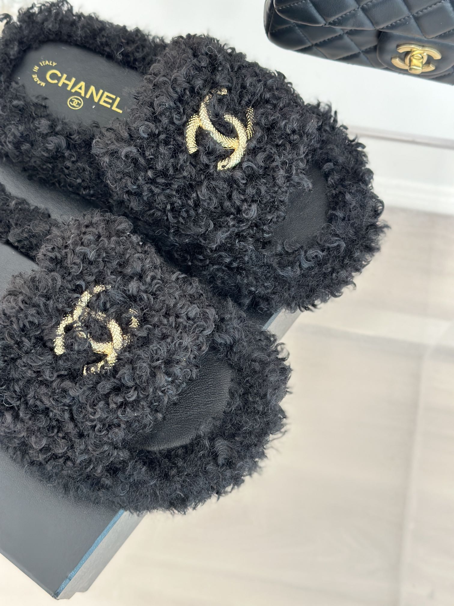 Новинка 2023 года от Chanel - Шерстяные меховые тапочки