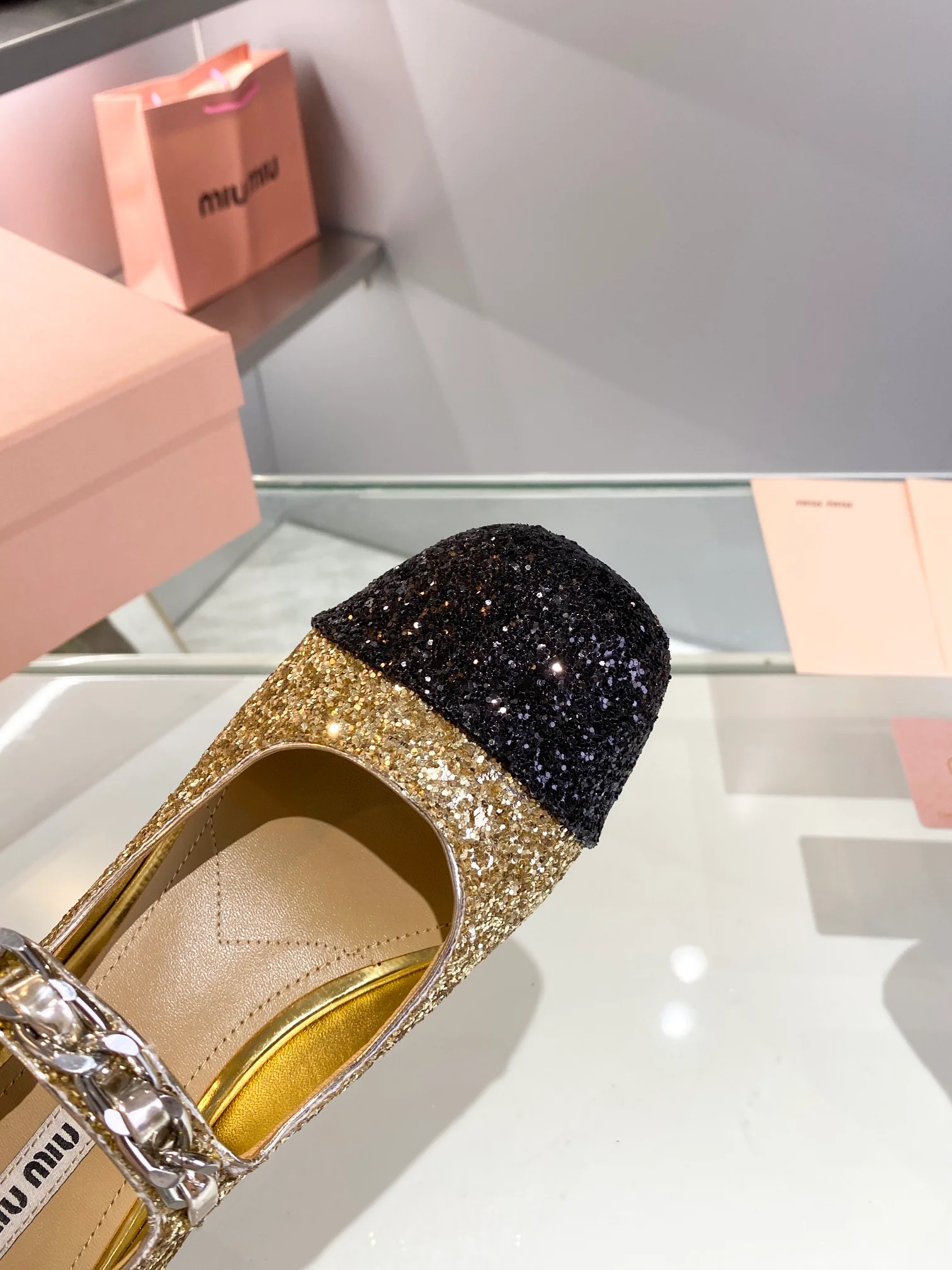 Новинка Miu Miu 2022 года - Туфли на низком каблуке