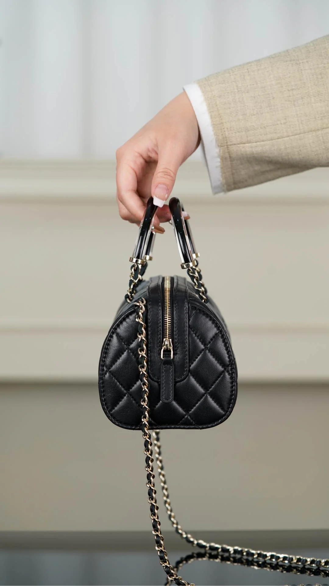 Сумка Chanel 25c Boston Bowling Bag — черно-золотая.