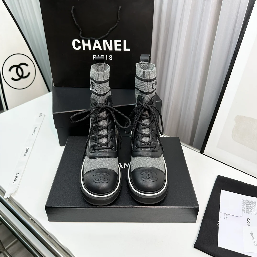 Новинка сезона осень/зима 2023 от Chanel - Ботильоны-носки - Серые