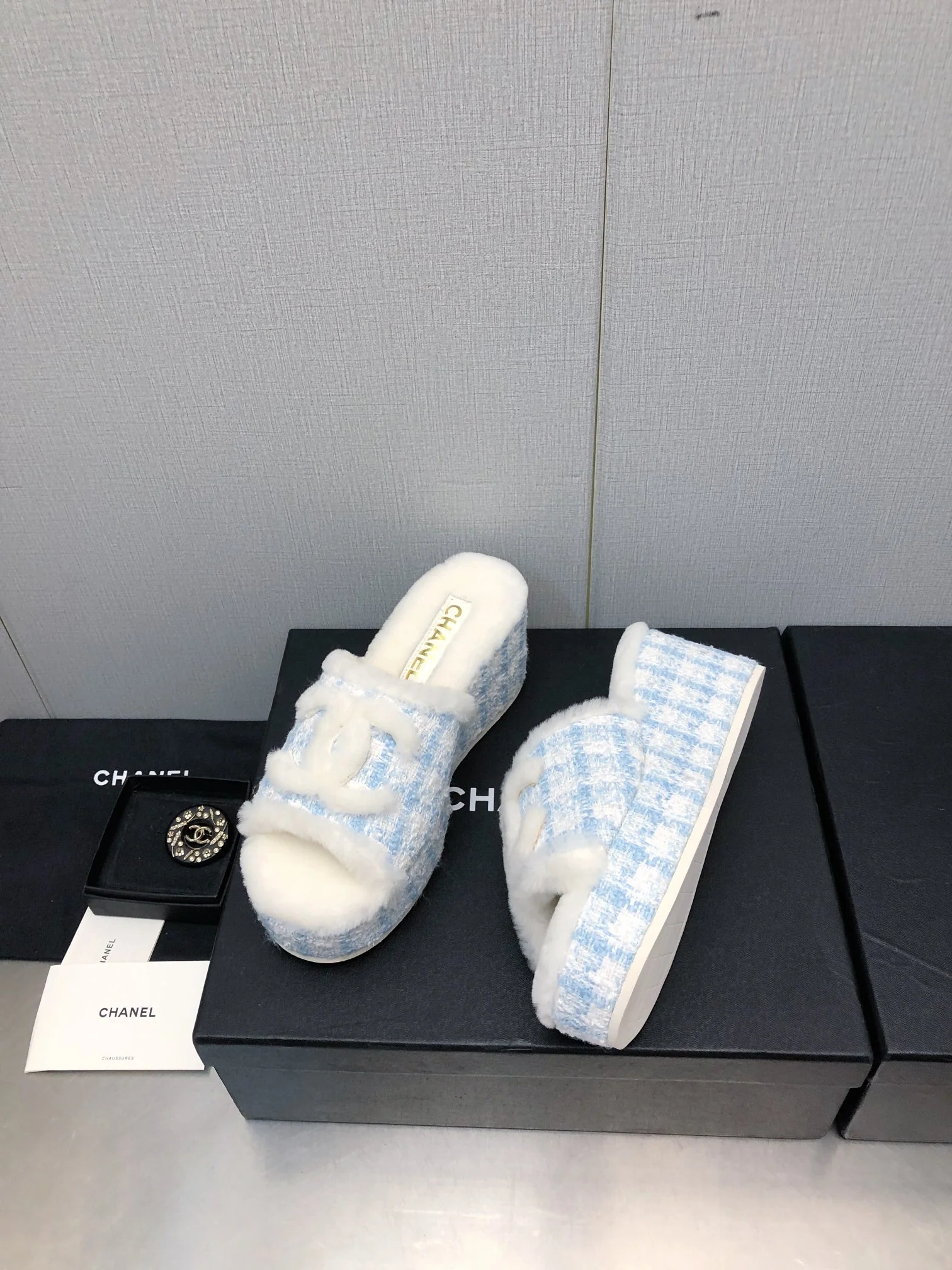 Новинка сезона осень/зима 2023 от Chanel - шерстяные сандалии в клетку сзади - светло-голубые.