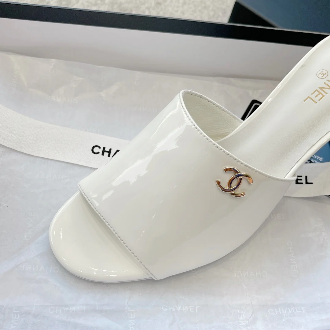 Новинка сезона весна/лето 2023 от Chanel - Босоножки на среднем каблуке с жемчужным верхом - Белые