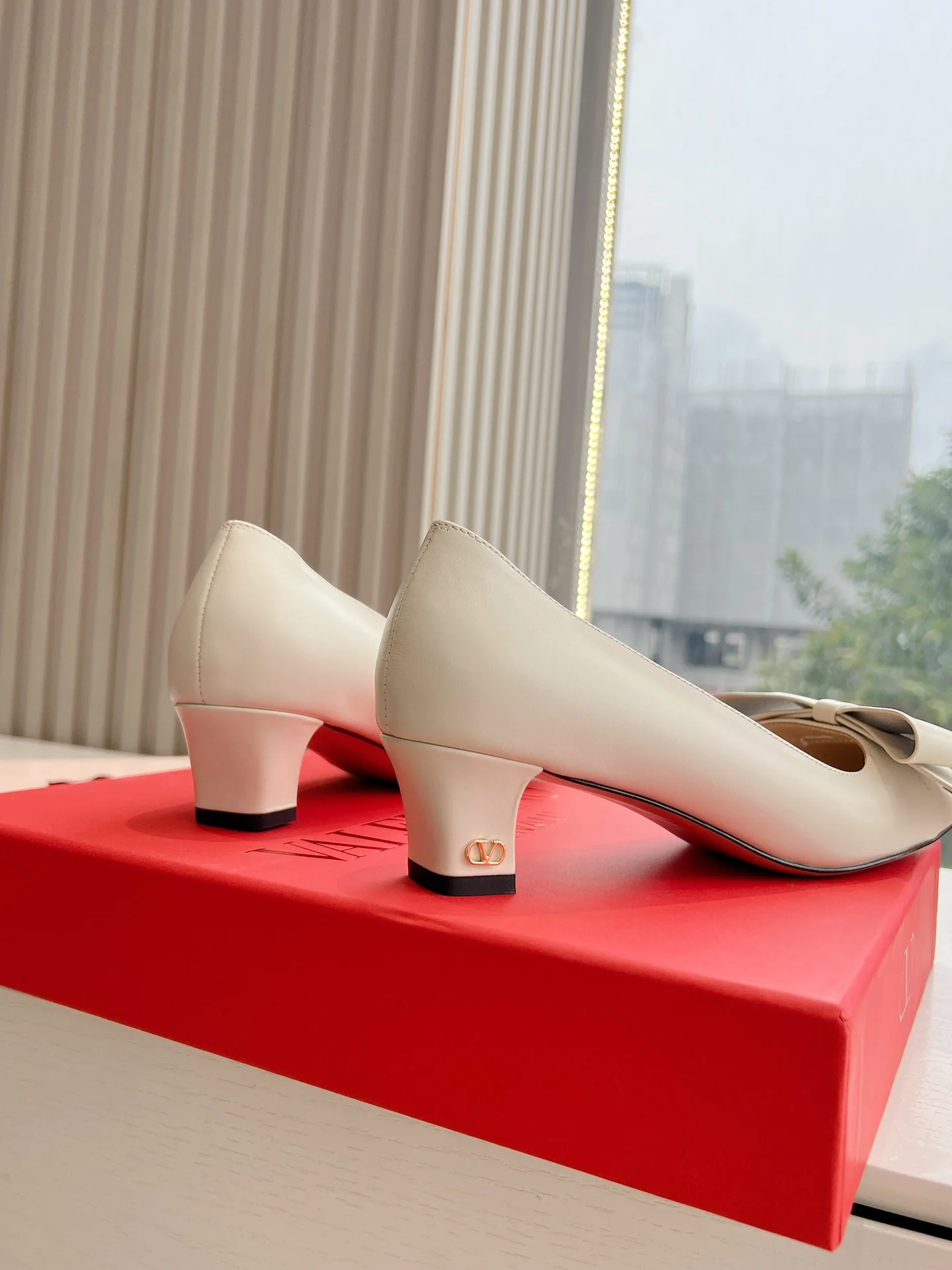 Туфли на каблуке с бантом Valentino 2024 - белые