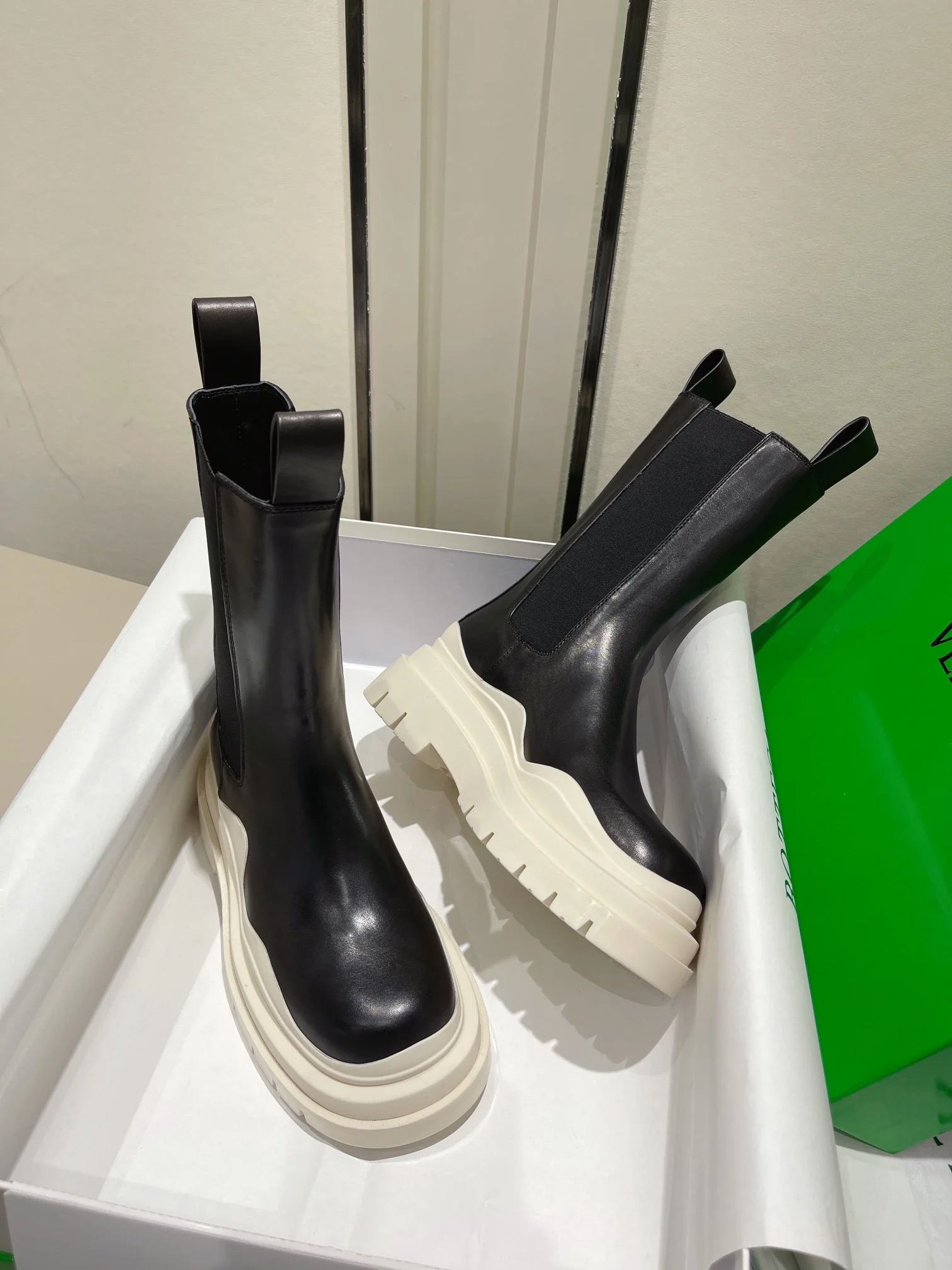 BV - Ботинки на белой подошве на платформе до середины икры