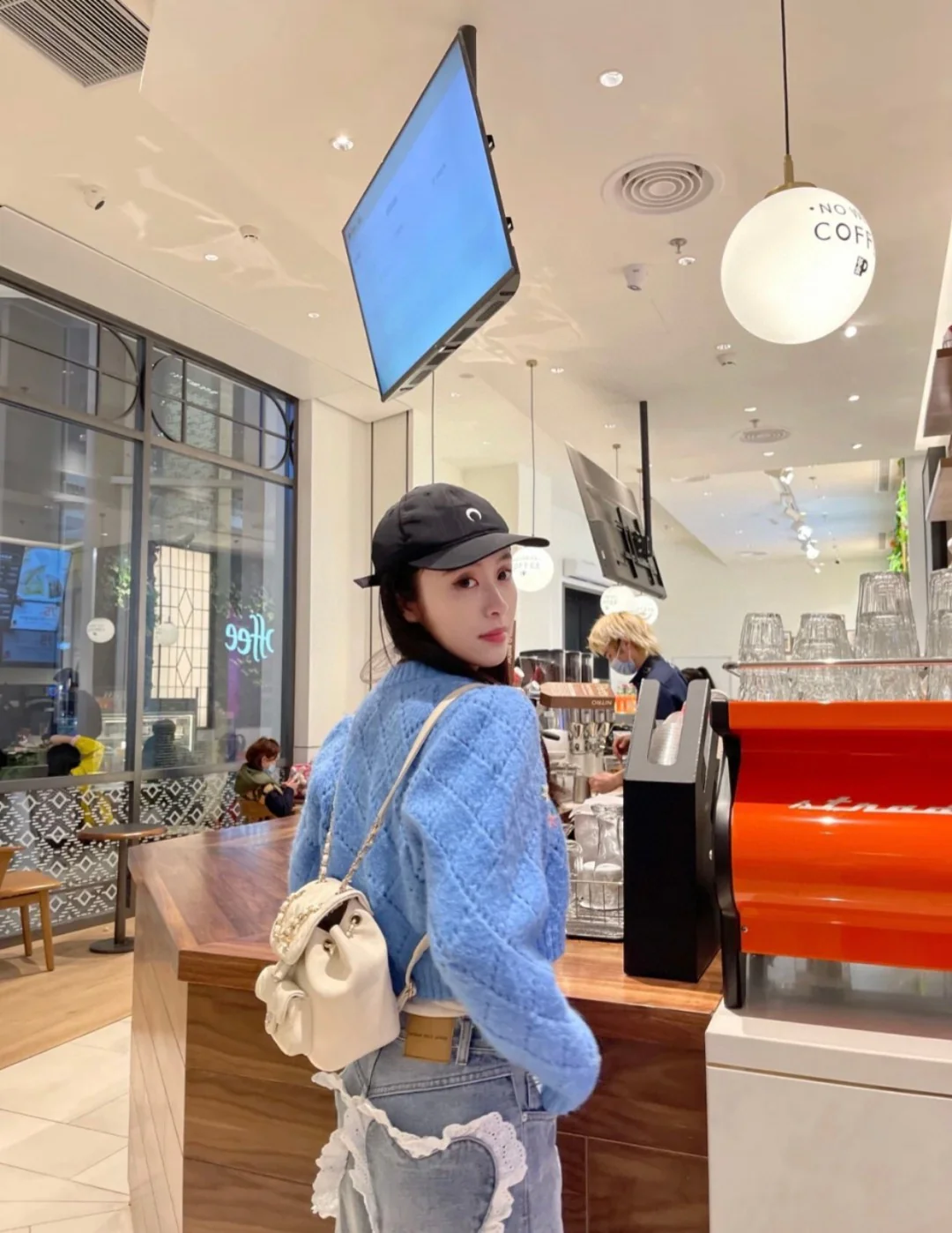 Рюкзак Chanel — белый, из вощеной кожи.