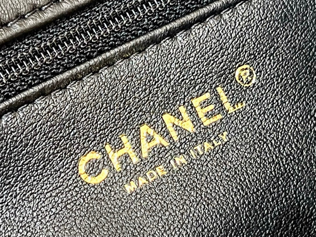 Новинка сезона осень/зима 2022 от Chanel - Сумка с подвеской в ??виде сердца на цепочке - Лимитированная серия - Черная