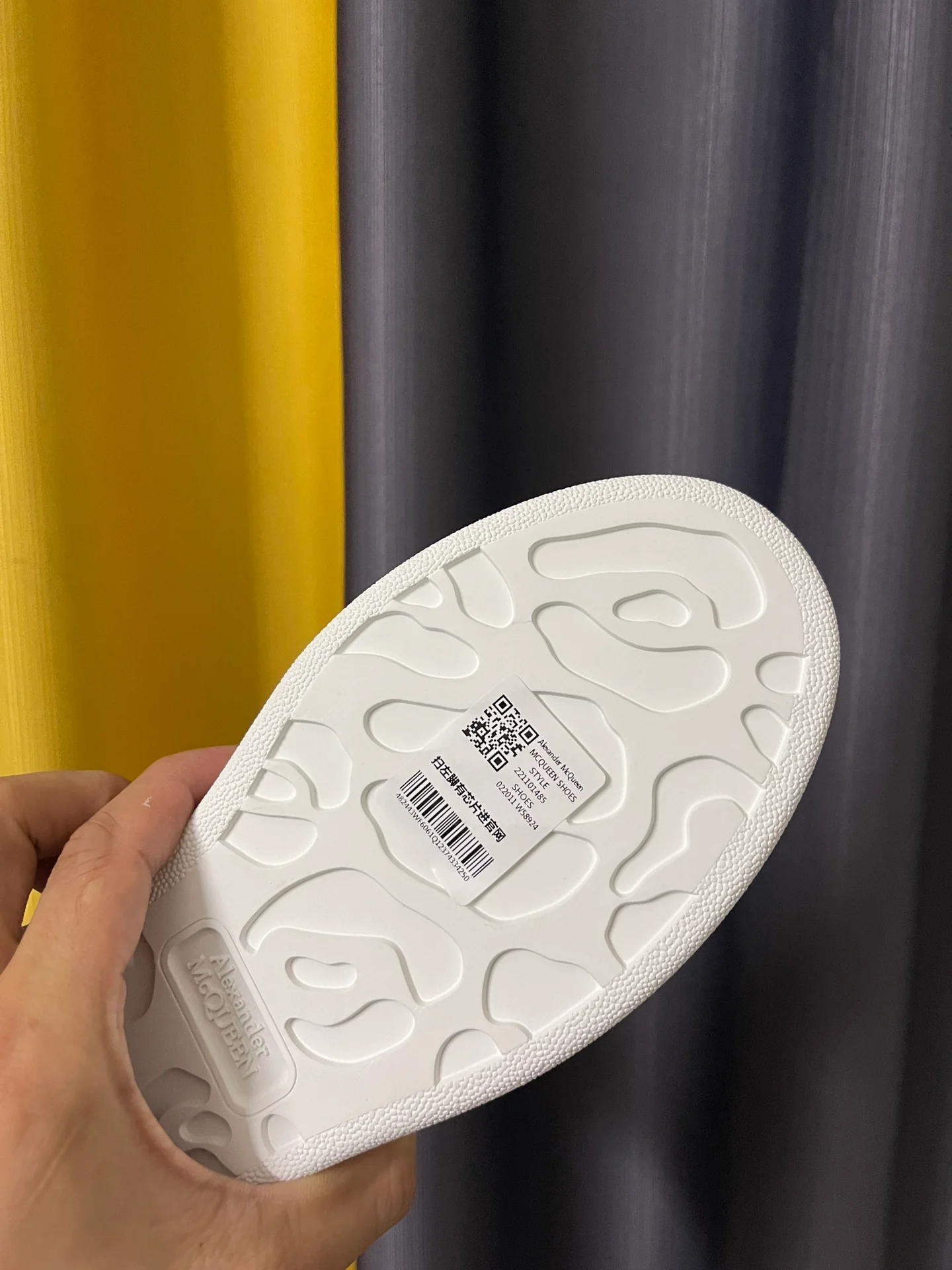 Классические белые кроссовки McQueen - унисекс - розово-красный бархатный каблук - оранжевая подкладка