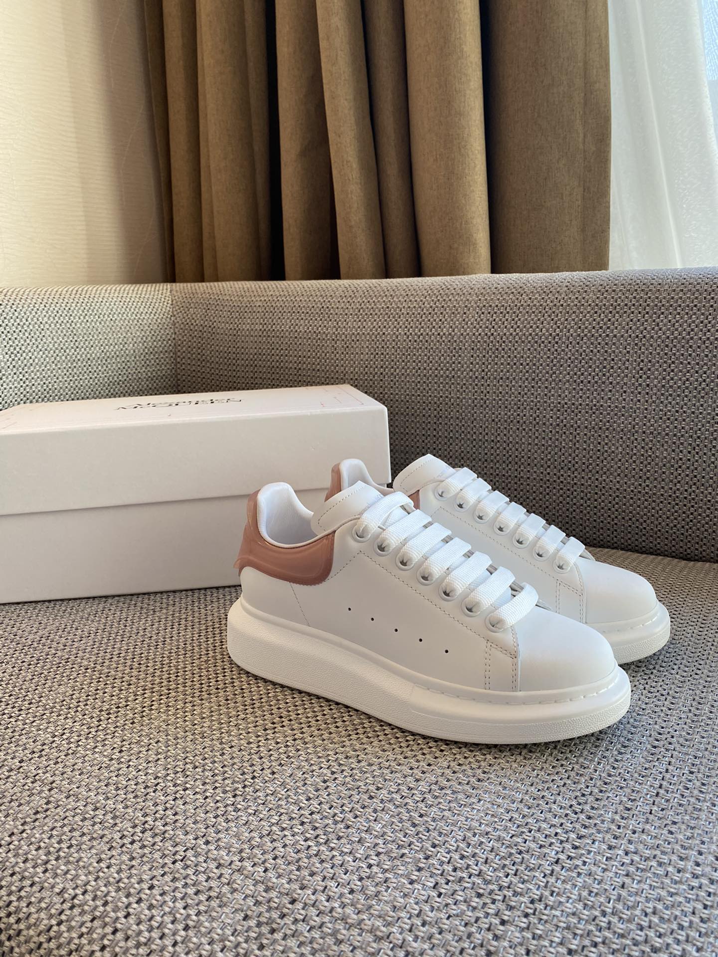 Классические белые кроссовки McQueen - на каблуке-резинке - персиково-розовые