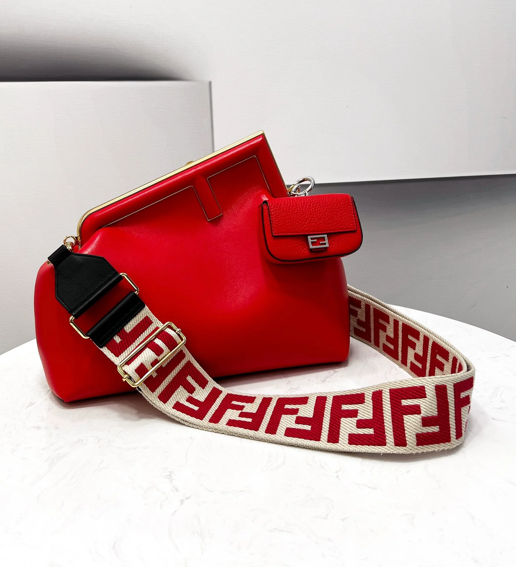 Средняя красная кожаная сумка Fendi First