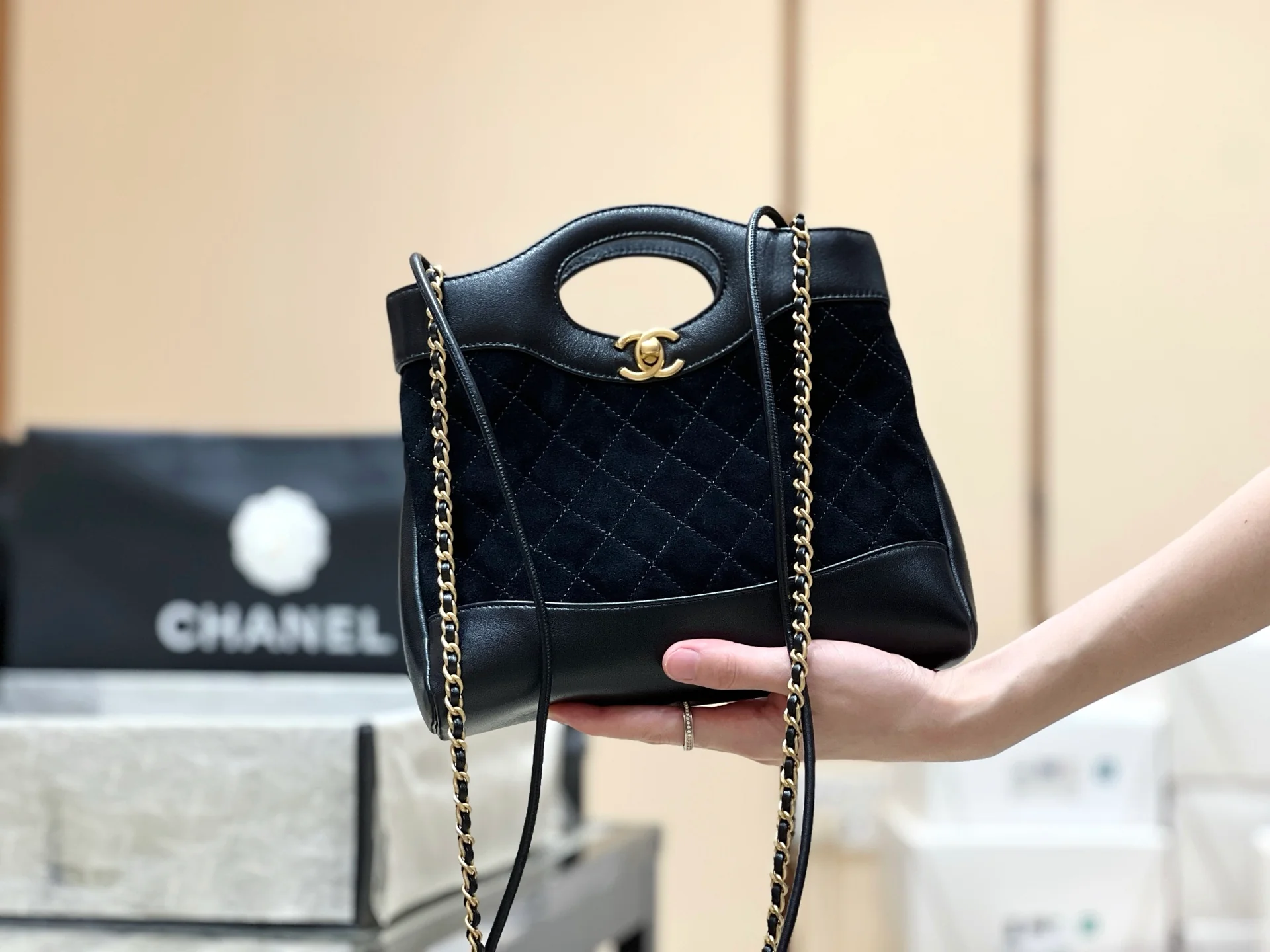 Мини-сумка Chanel 25p 31 из замши, черная