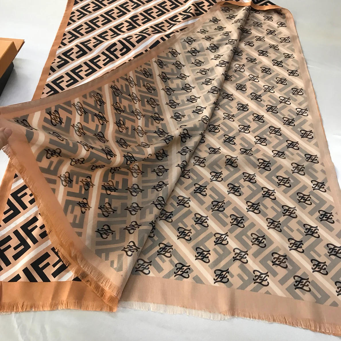 Длинный двуслойный шарф Fendi с бахромой - 70-195 см