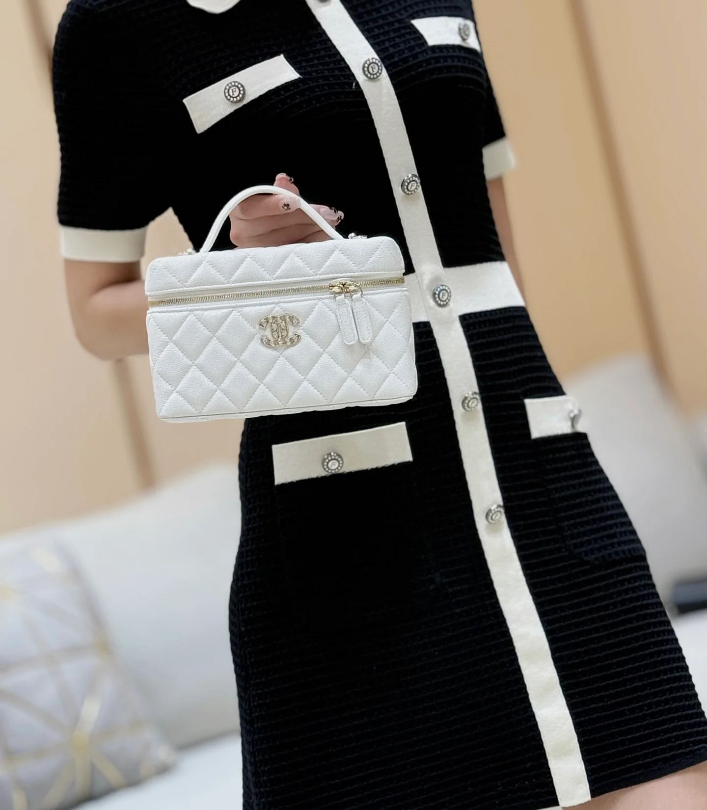 Сумка-ланчбокс Chanel 25p Limited Edition в форме сердца с бриллиантом — белая.