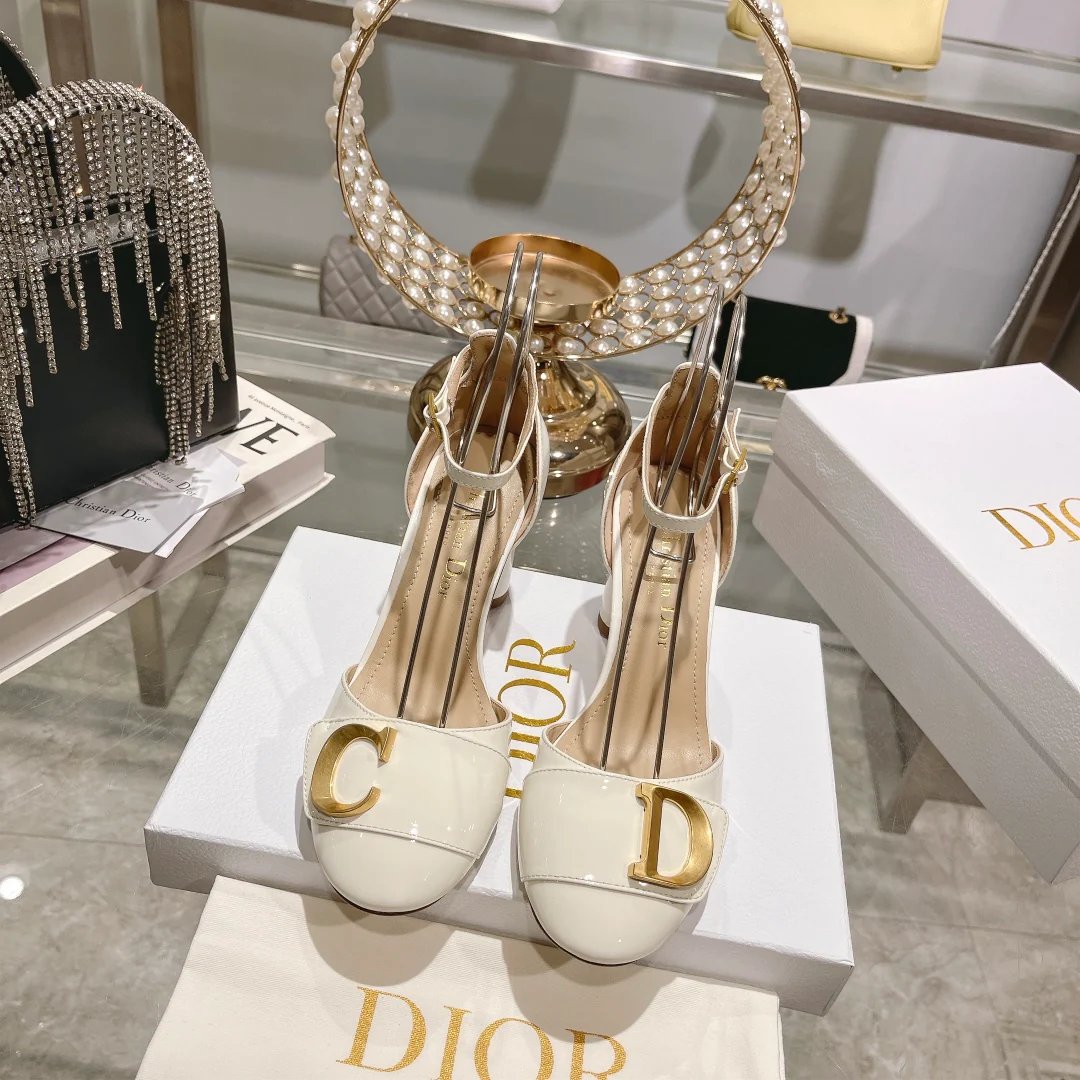 Новинка весны 2023 года от Dior — сандалии с закрытым носком и открытым каблуком — лакированная кожа, белый цвет.