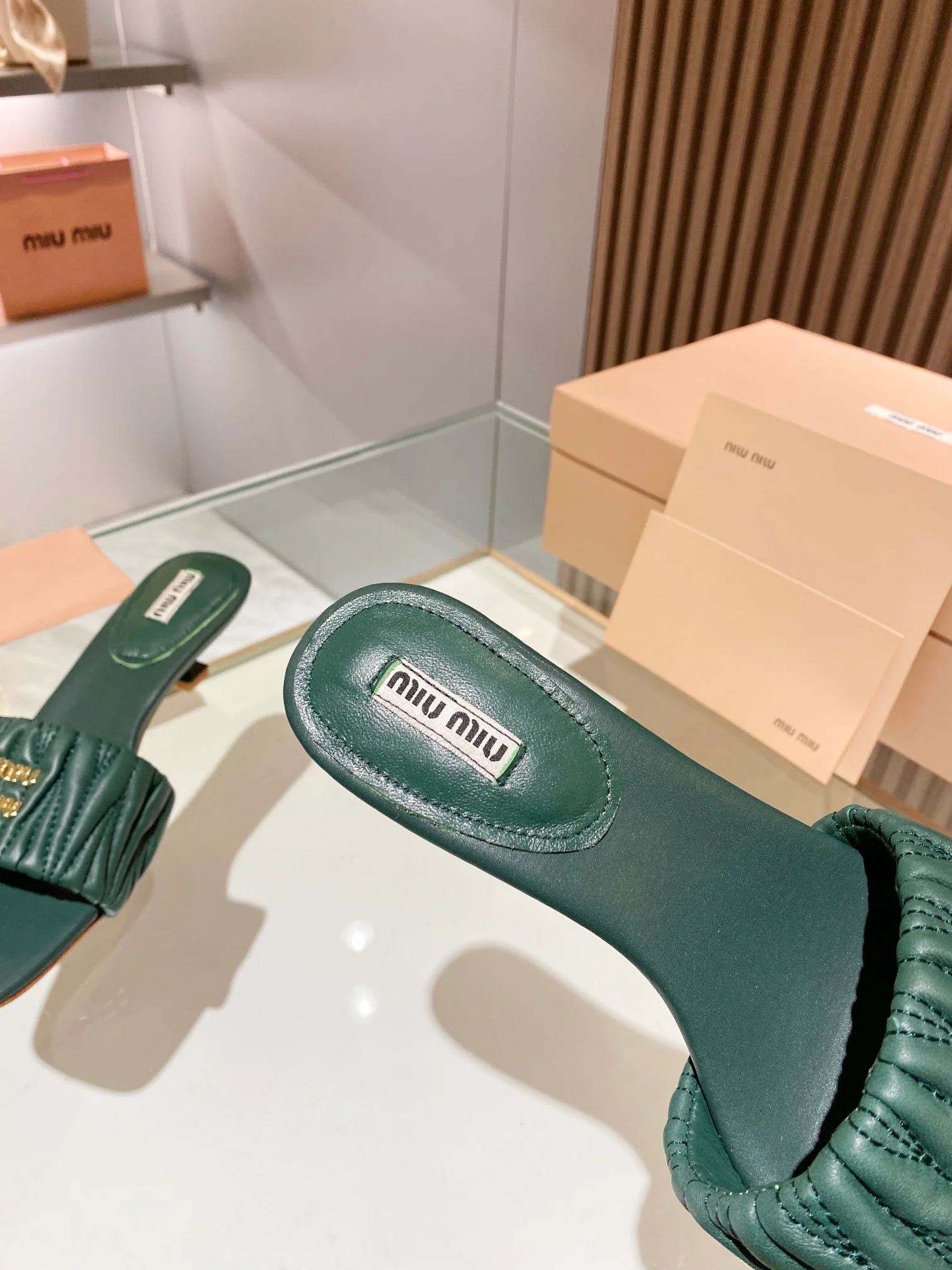 Новинка весны 2023 года от Miu Miu - Тапочки на низком каблуке - Темно-зеленые