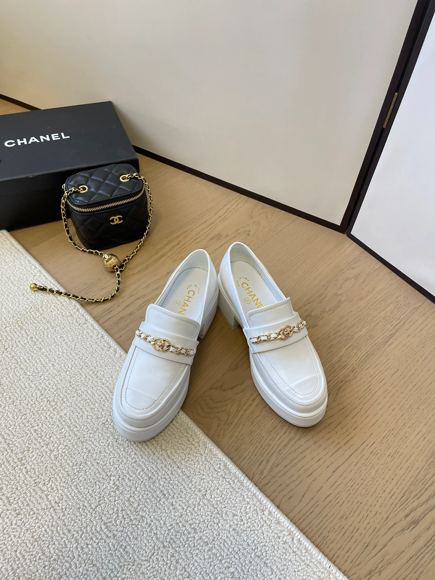 Лоферы Chanel 2024 - белые