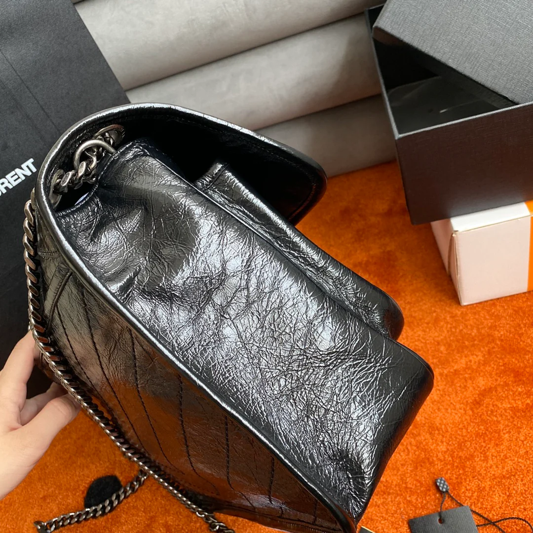Сумка YSL Large Niki из кожи с черной пряжкой и D-образным кольцом.