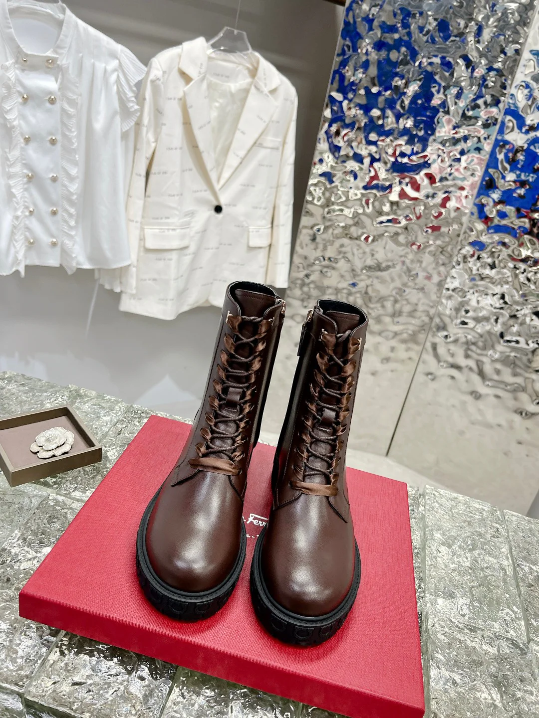 Salvatore Ferragamo - Новинка сезона осень/зима 2022 - Ботинки Dr. Martens на шнуровке