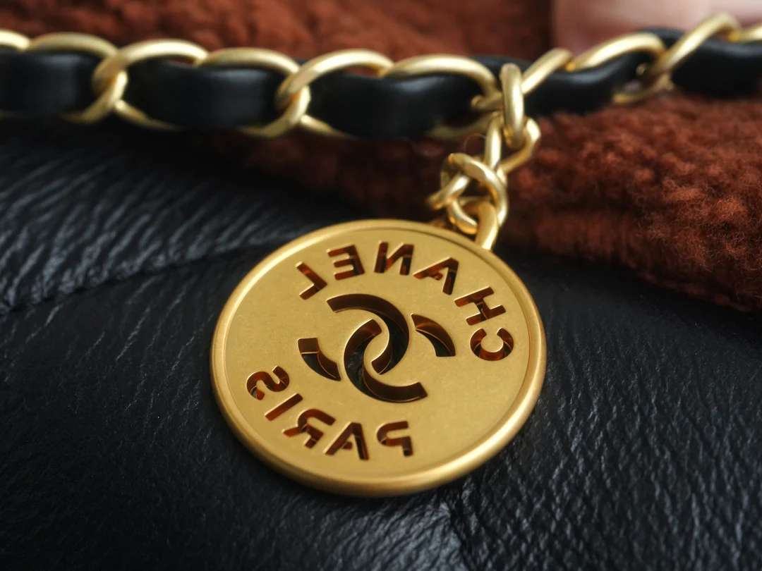 Сумка Chanel No. 22 — вариант с овчиной — чёрно-коричневая.