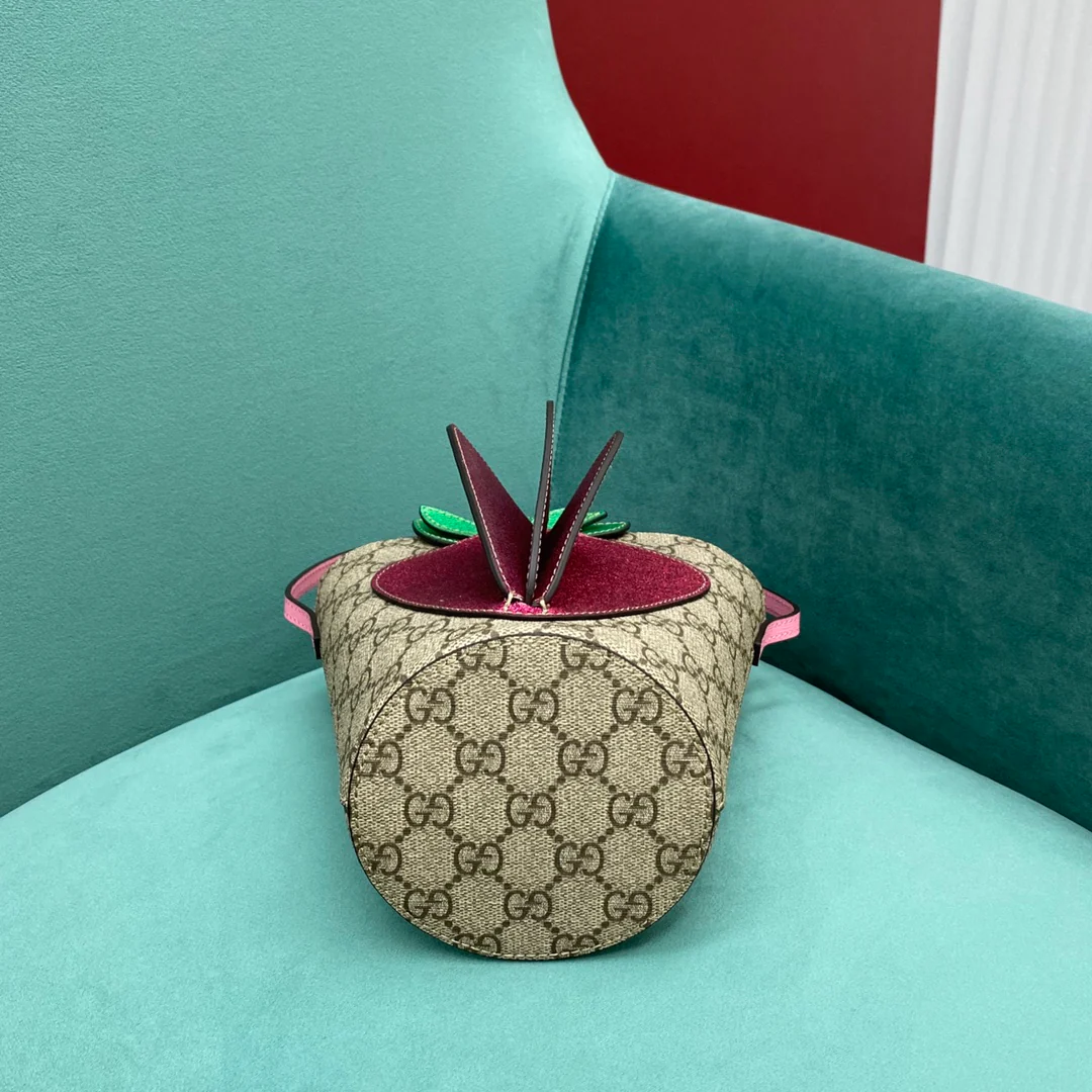 Gucci-夏季草莓水桶包