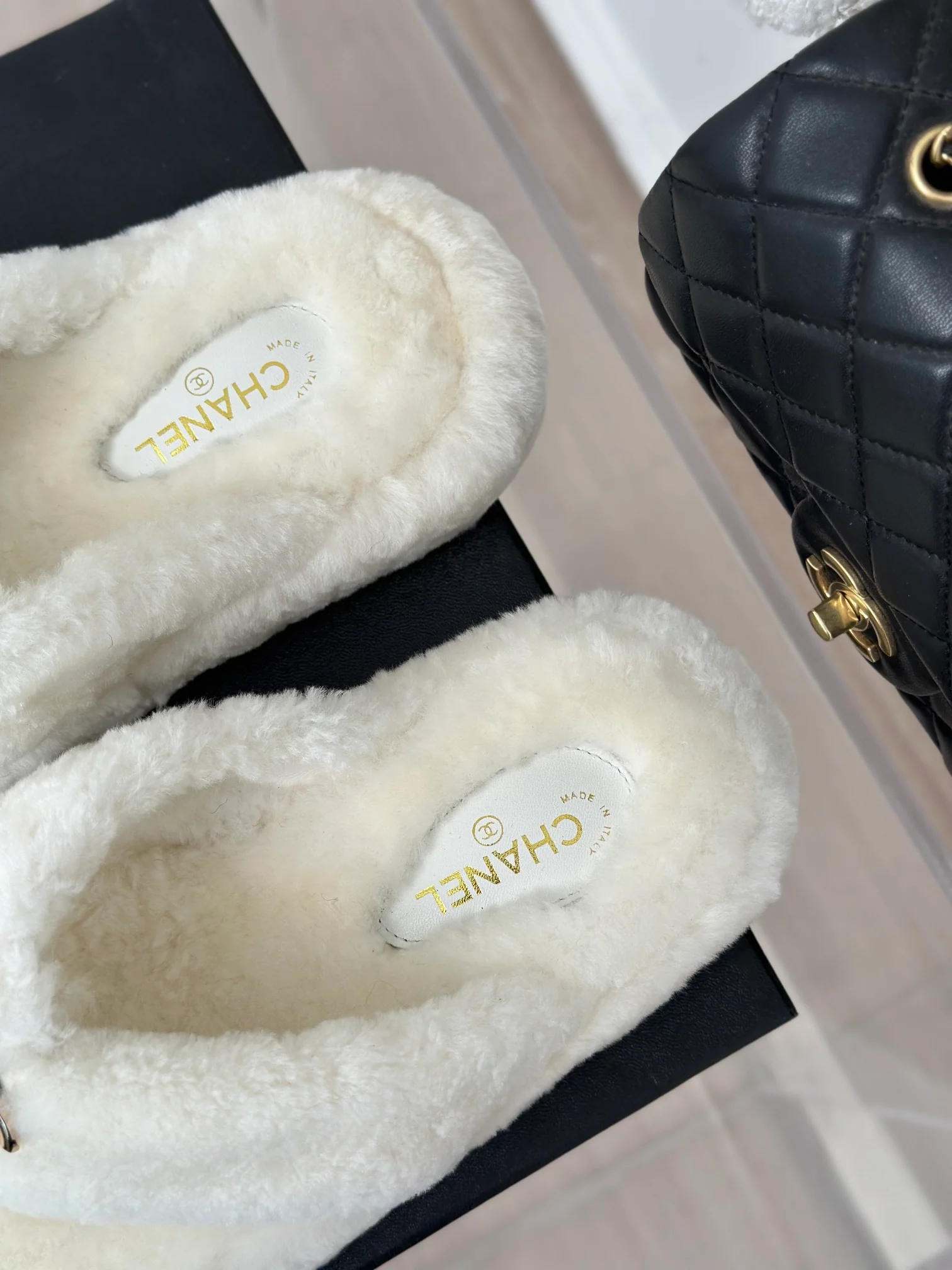 Новинка 2023 года от Chanel - Шлепанцы с меховой задней частью - Белые