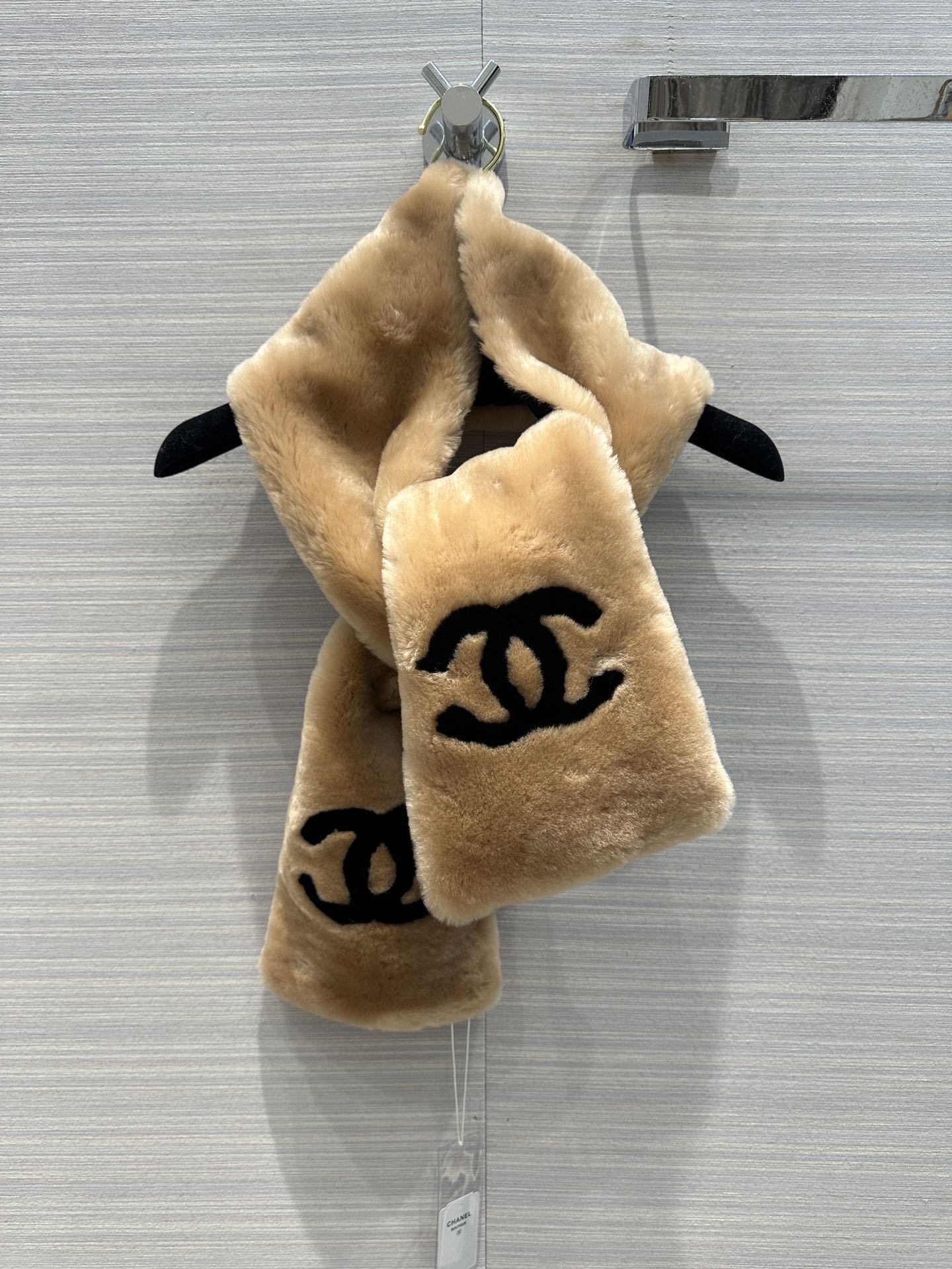 Новый шарф Chanel Double C из коллекции осень/зима 2023 — цвет хаки.