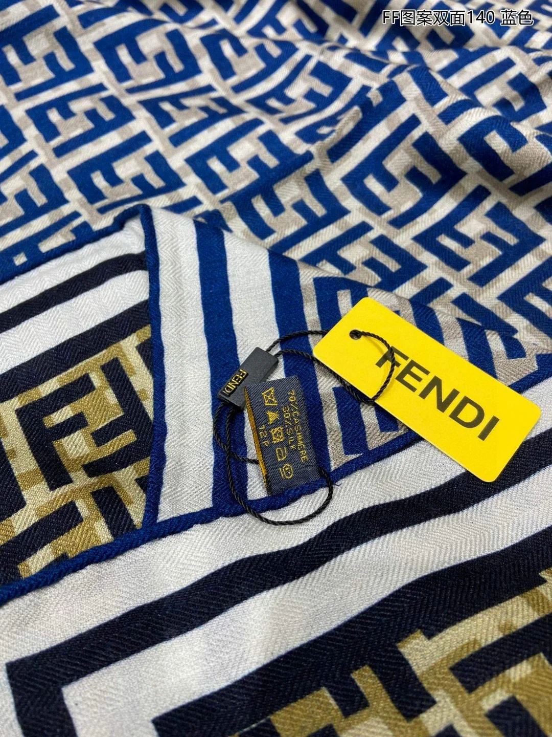 Большой носовой платок Fendi 2024 с логотипом по всей поверхности — два цвета.