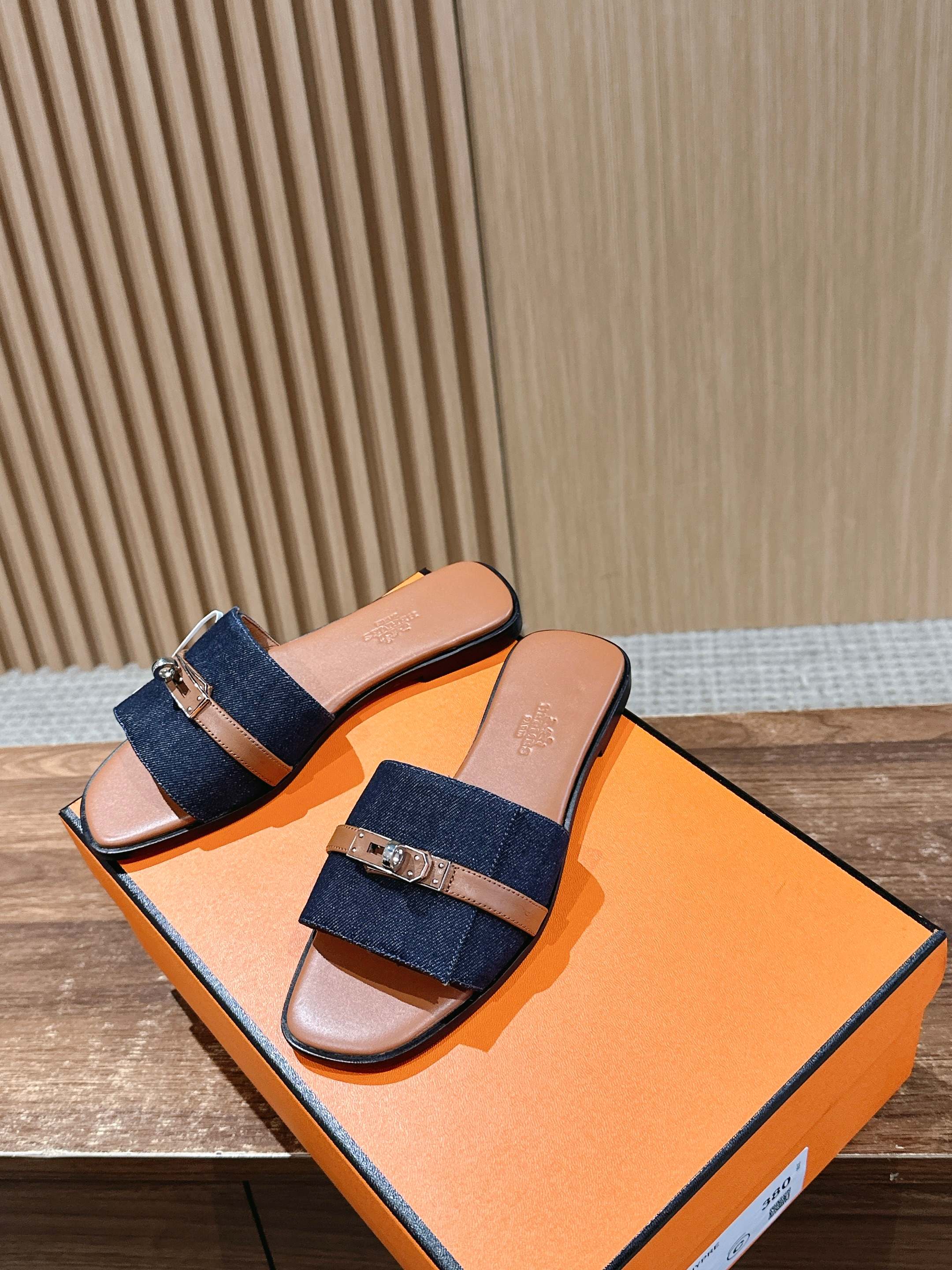 Сандалии Hermes Kelly с пряжкой, коричневые.