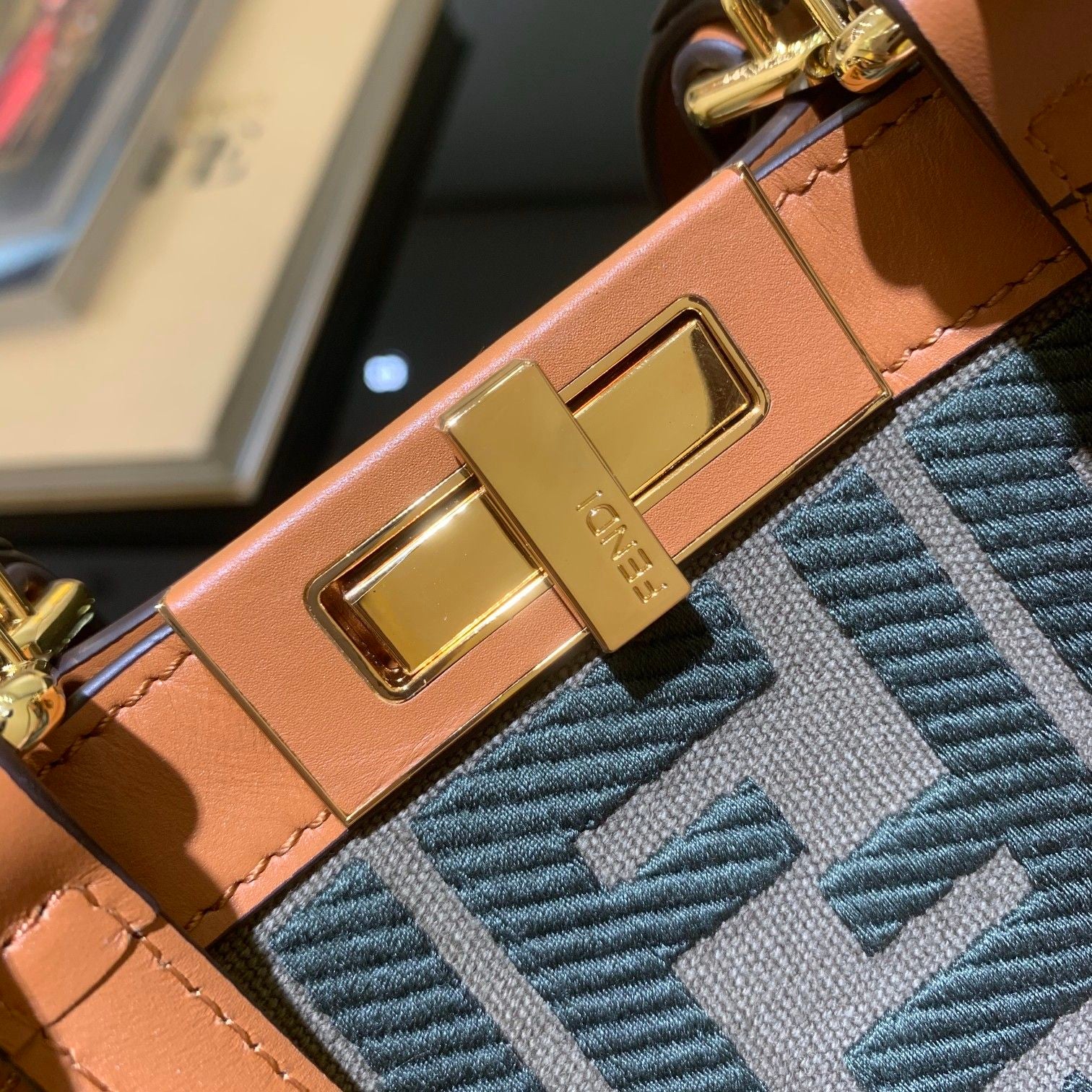 Сумка-тоут Fendi Peekaboo из зеленого холста.