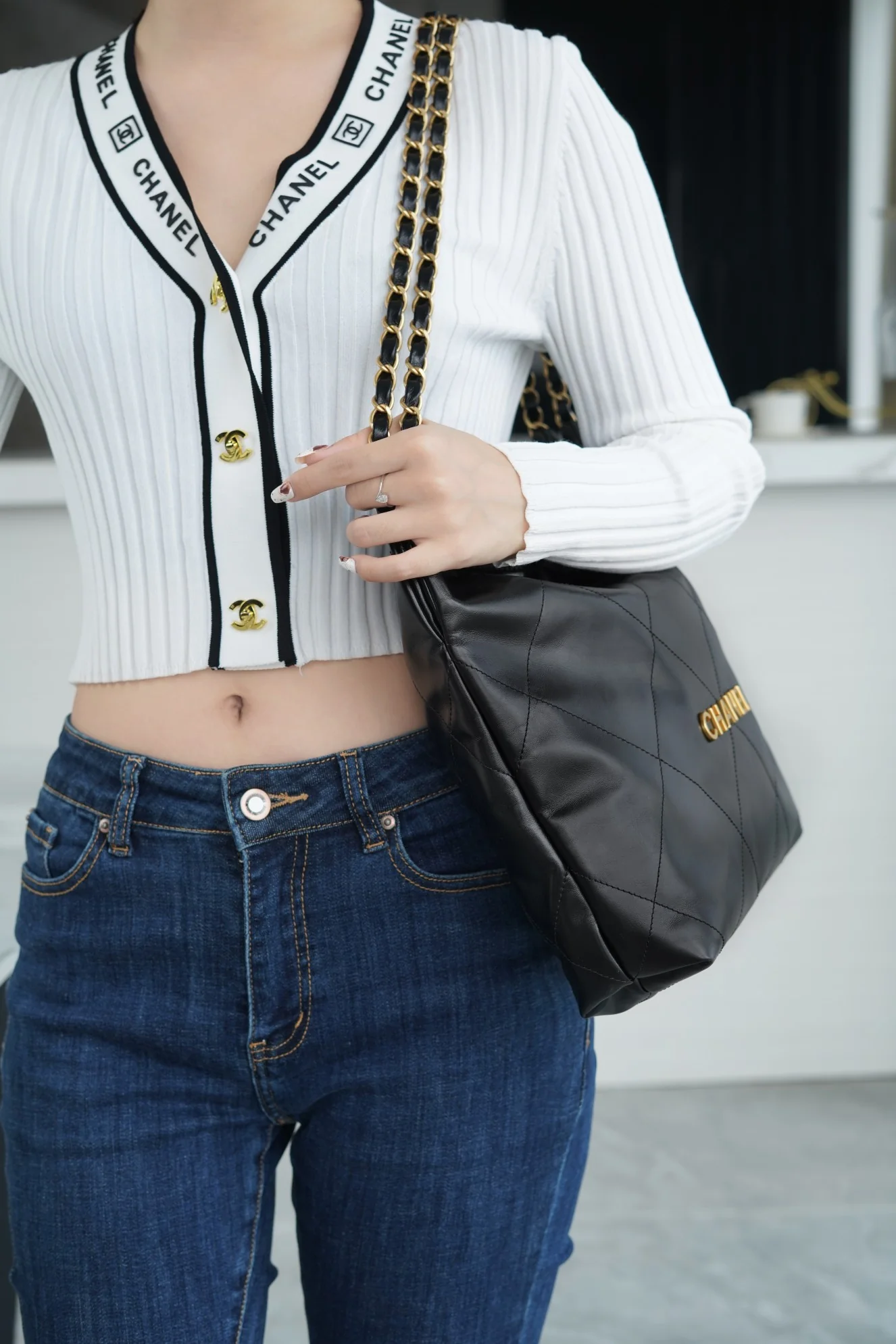 Сумка Chanel 22p 22bag, маленькая, черная, с серебряной пряжкой.