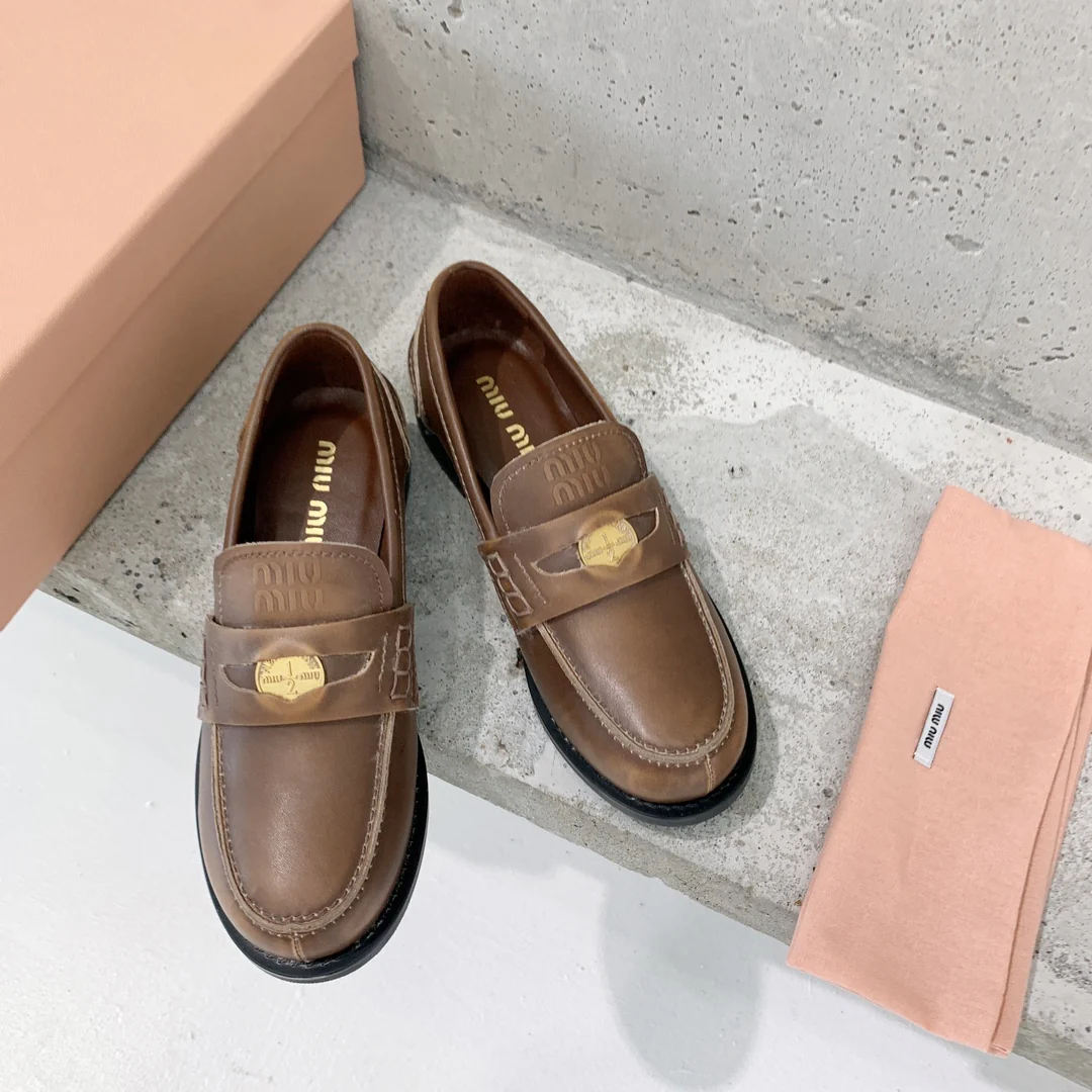 Miu Miu - Винтажные лоферы с ворсистой поверхностью и золотыми монетками