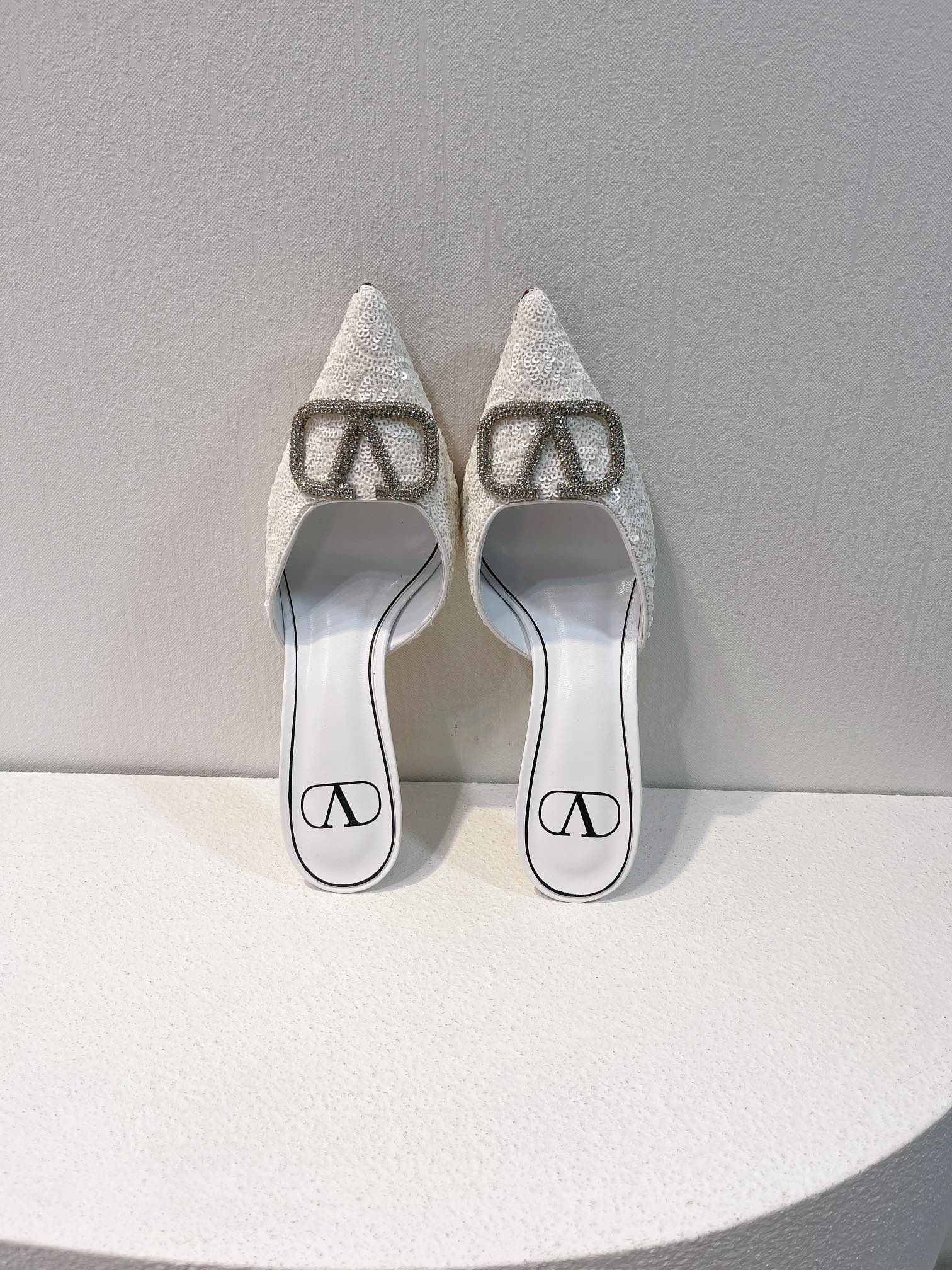 Новинка с официального сайта Valentino 2023 — Блестящие полосатые босоножки на высоком каблуке — 8 см — Белые