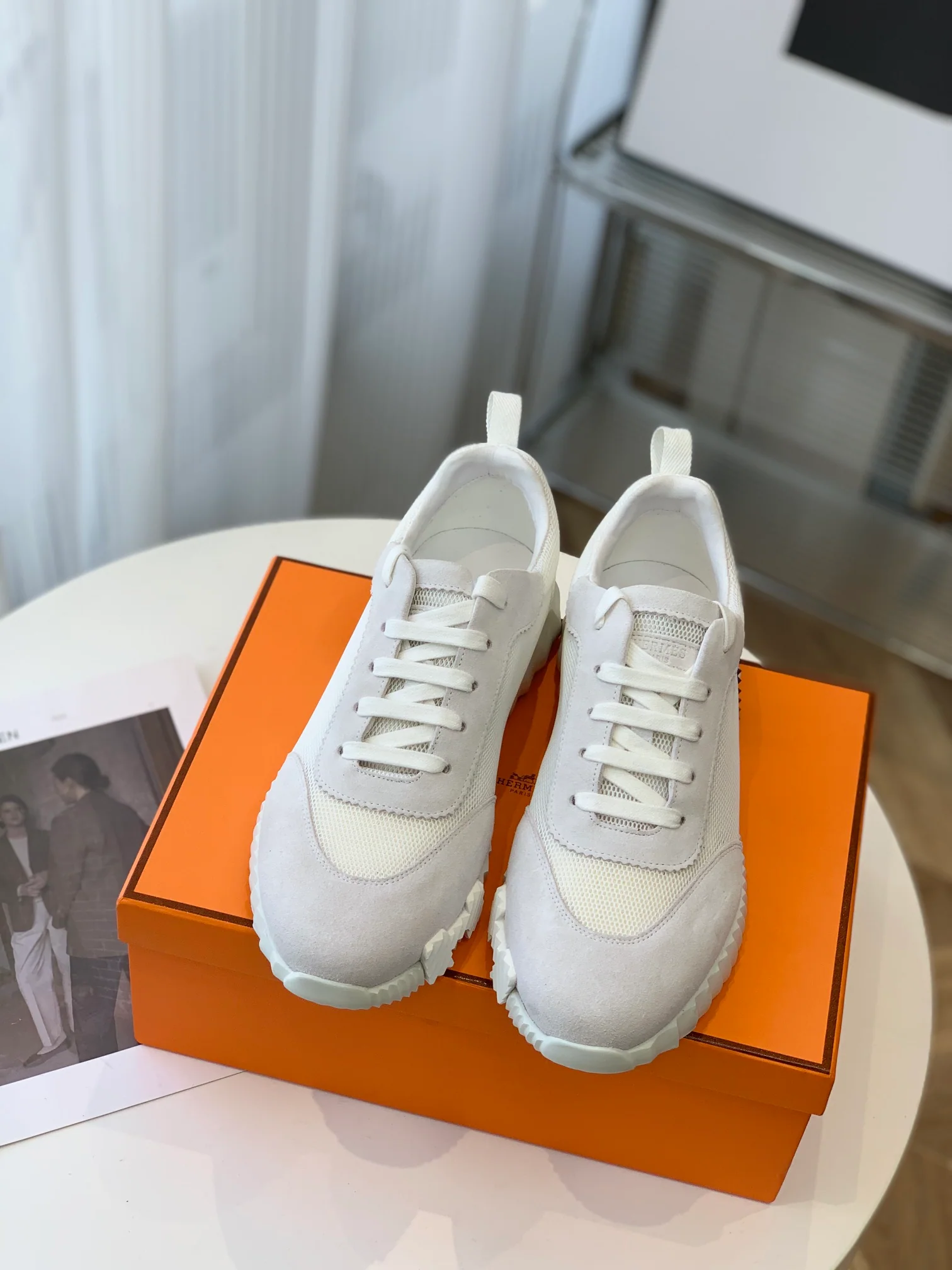 Новейшая модель Hermes 2023 года - кожаные кроссовки H-Leather - белые.