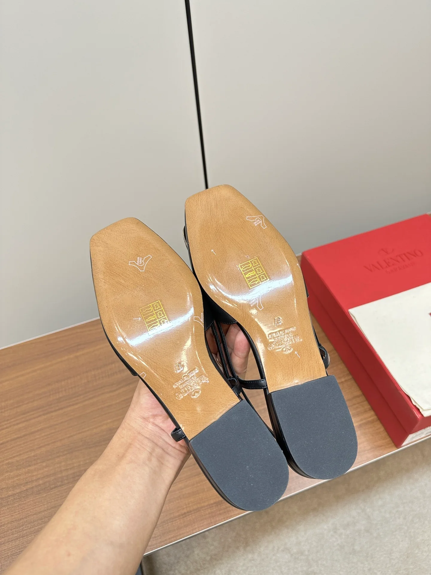 Новинка сезона весна/лето 2023 от Valentino - Большие сандалии-балетки с V-образным вырезом - Черная овечья кожа