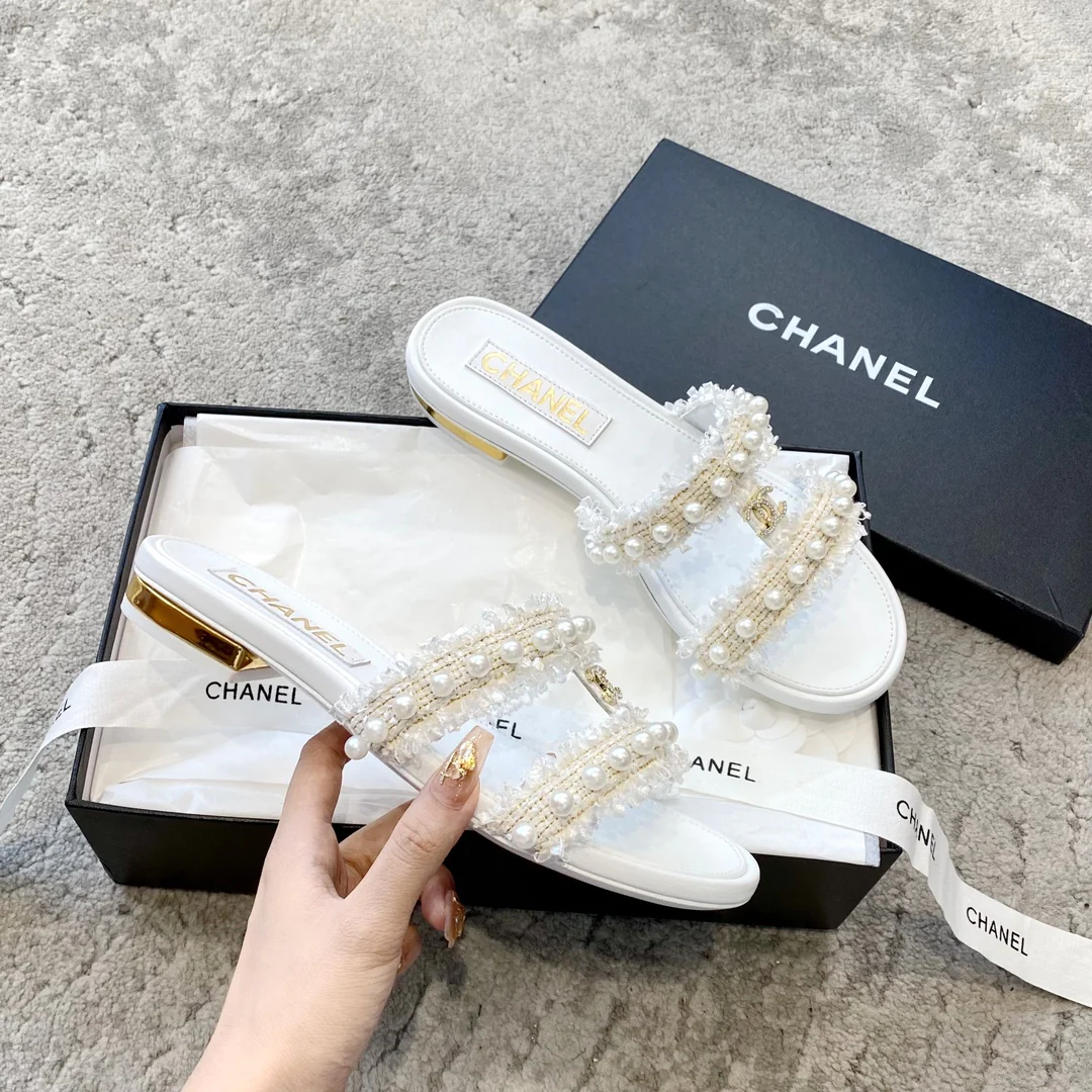 Новинка сезона весна/лето 2023 от Chanel - Туфли из овечьей кожи с жемчугом - Белые