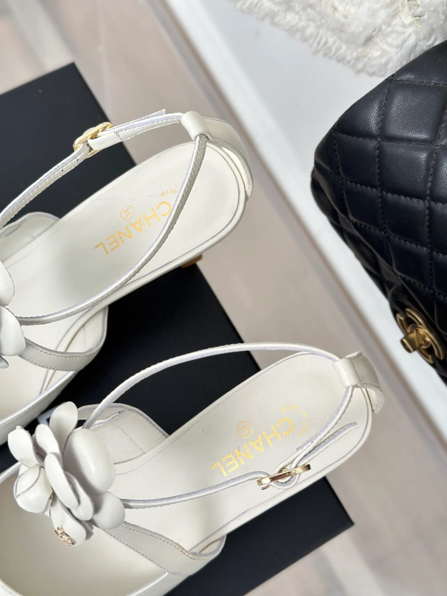 Новинка сезона весна/лето 2023 от Chanel - Босоножки на низком каблуке Camellia - Белые