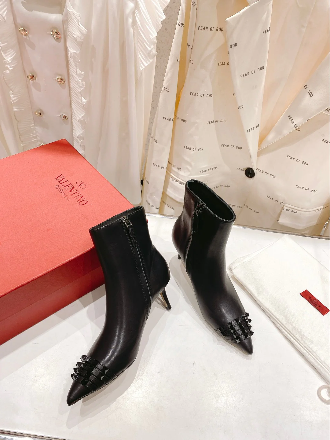 Valentino - Ботильоны на шпильке с заклепками - Черные