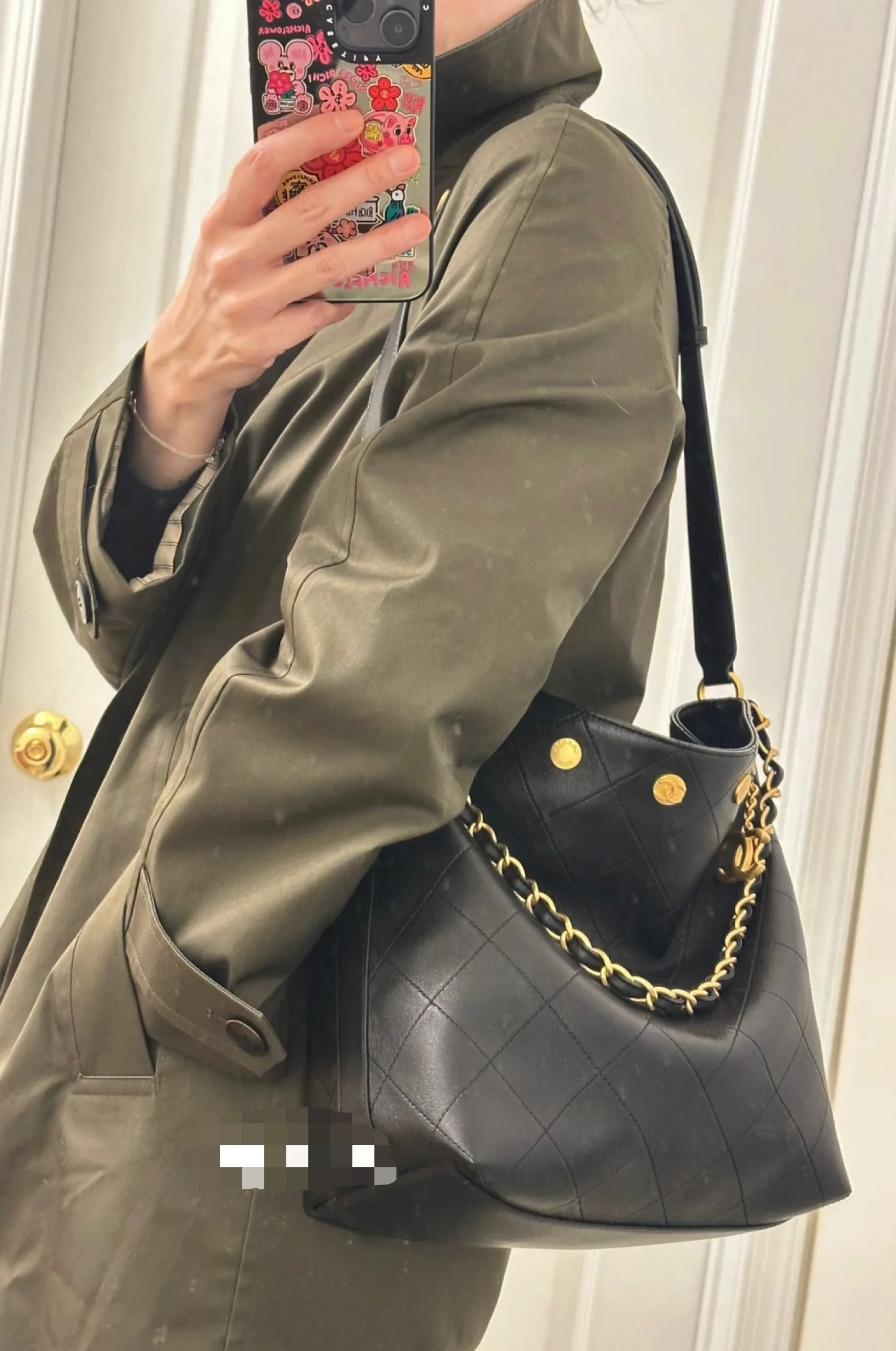 Сумка Chanel в стиле хиппи с золотой монетой 25 пенсов — черно-золотая.