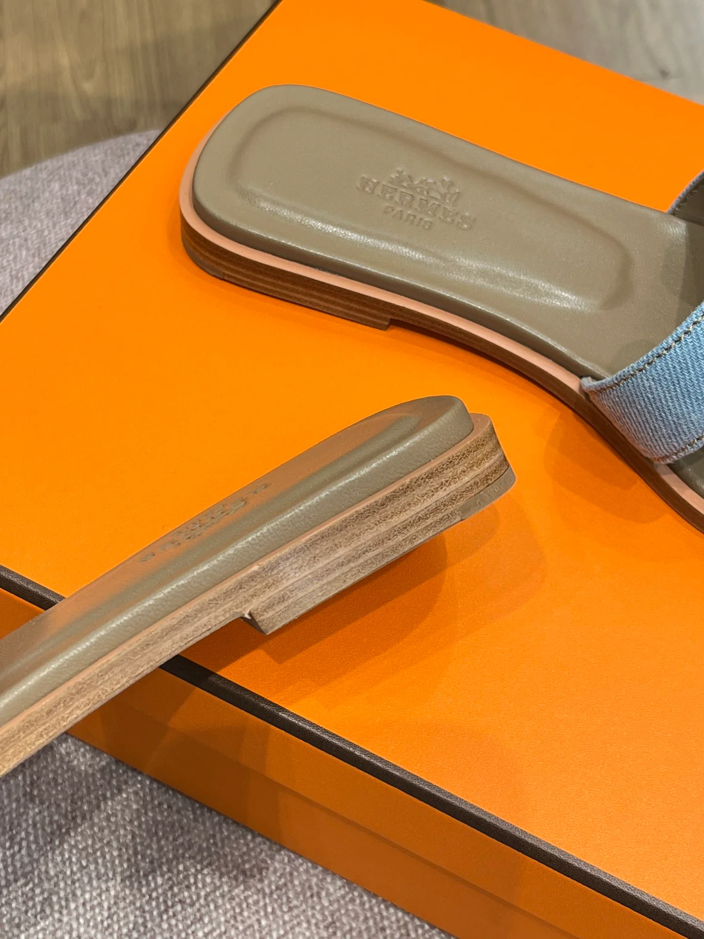 Новинка сезона весна/лето 2022 от Hermes - плоские тапочки H - 2 шт.